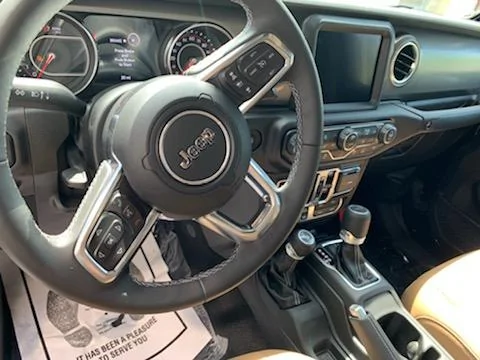 Jeep Gladiator BLACK Gladiator JT Club 495BEEEA-E404-4B9F-B03E-3B380FB625F3