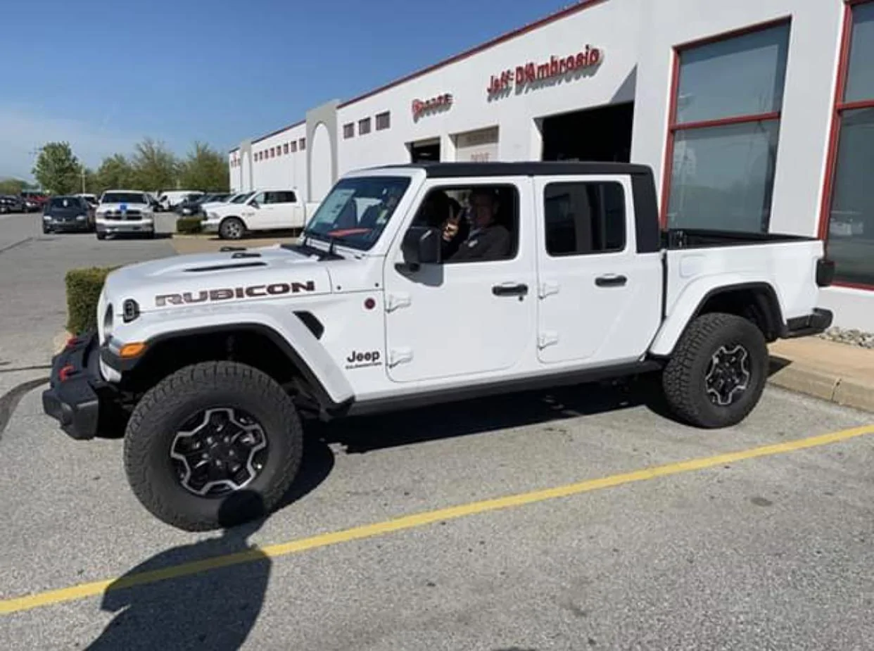 Jeep Gladiator BRIGHT WHITE Gladiator JT Club 1F506C47-1EFB-499C-8F16-6032B13E8665
