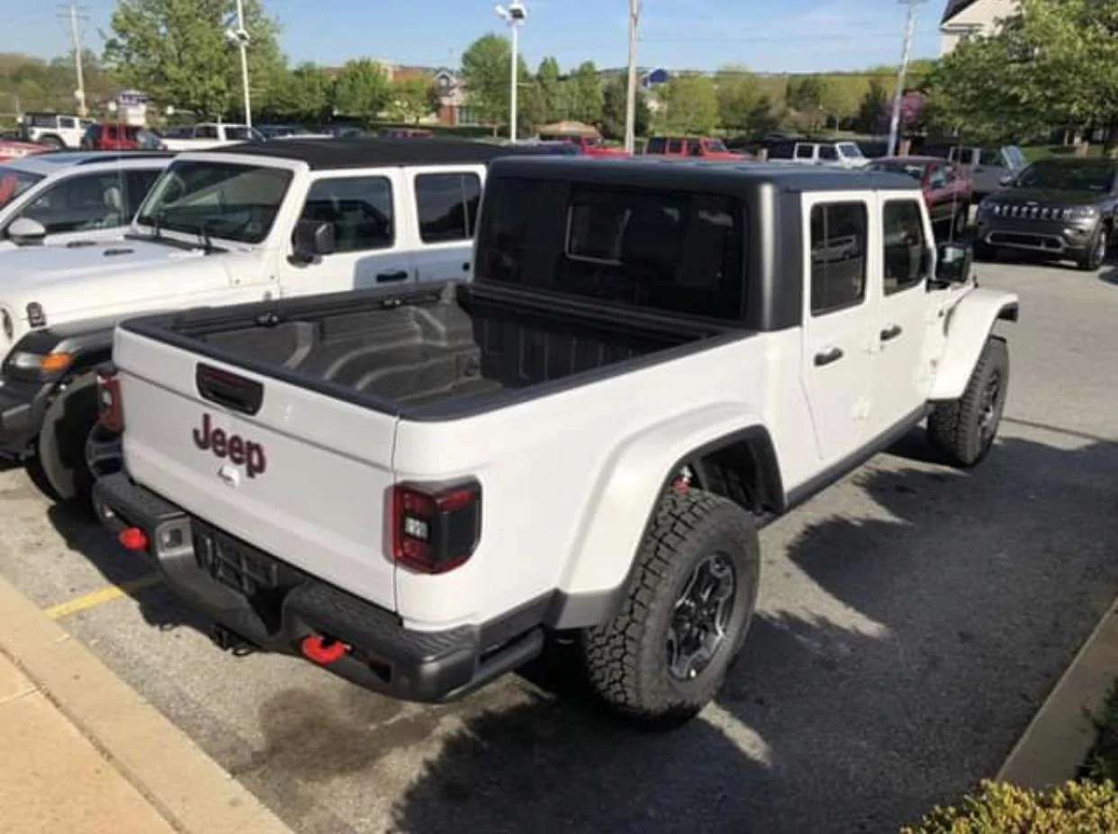Jeep Gladiator BRIGHT WHITE Gladiator JT Club 38F44088-2CFC-43CD-853E-0AAE42BE4AF0