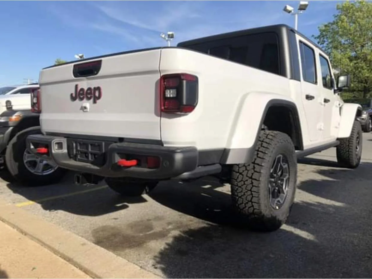 Jeep Gladiator BRIGHT WHITE Gladiator JT Club 512CC7AE-8B19-43BE-81C8-6D3DF20E1E8A