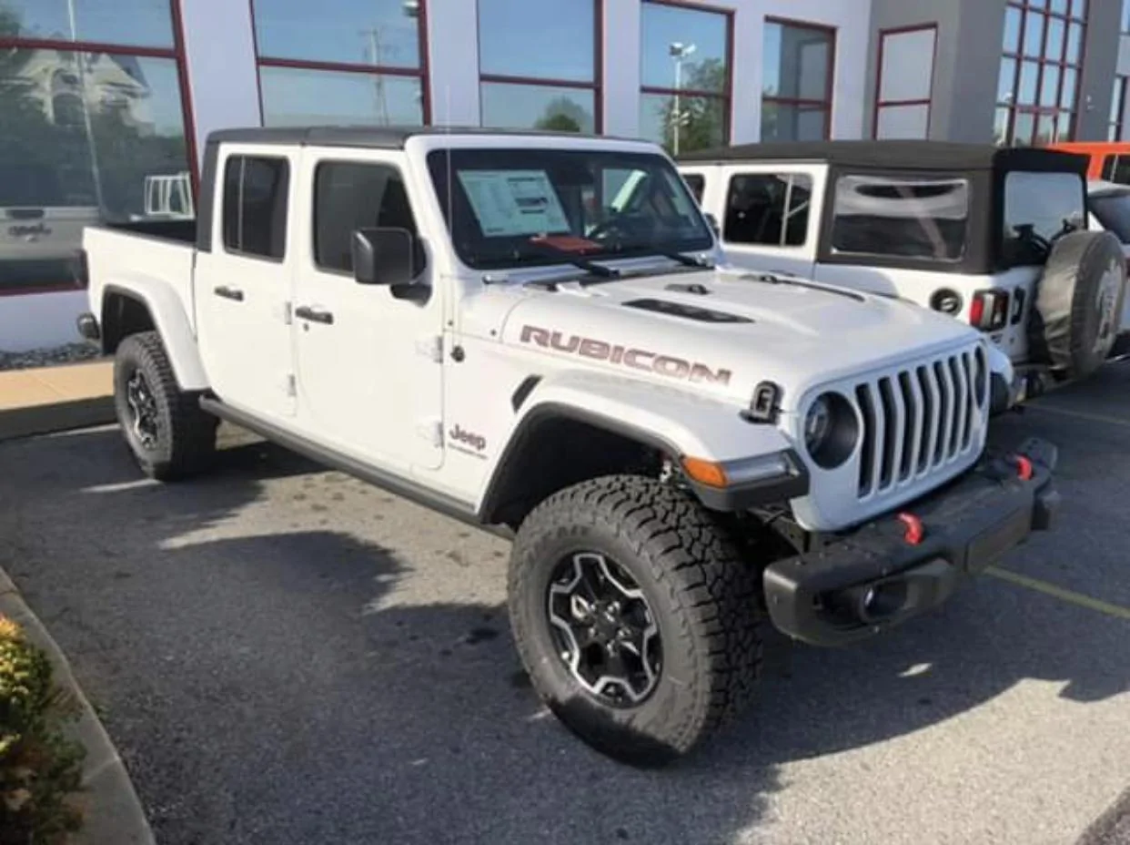 Jeep Gladiator BRIGHT WHITE Gladiator JT Club 7403659E-D137-47BB-B222-45021801A7F7