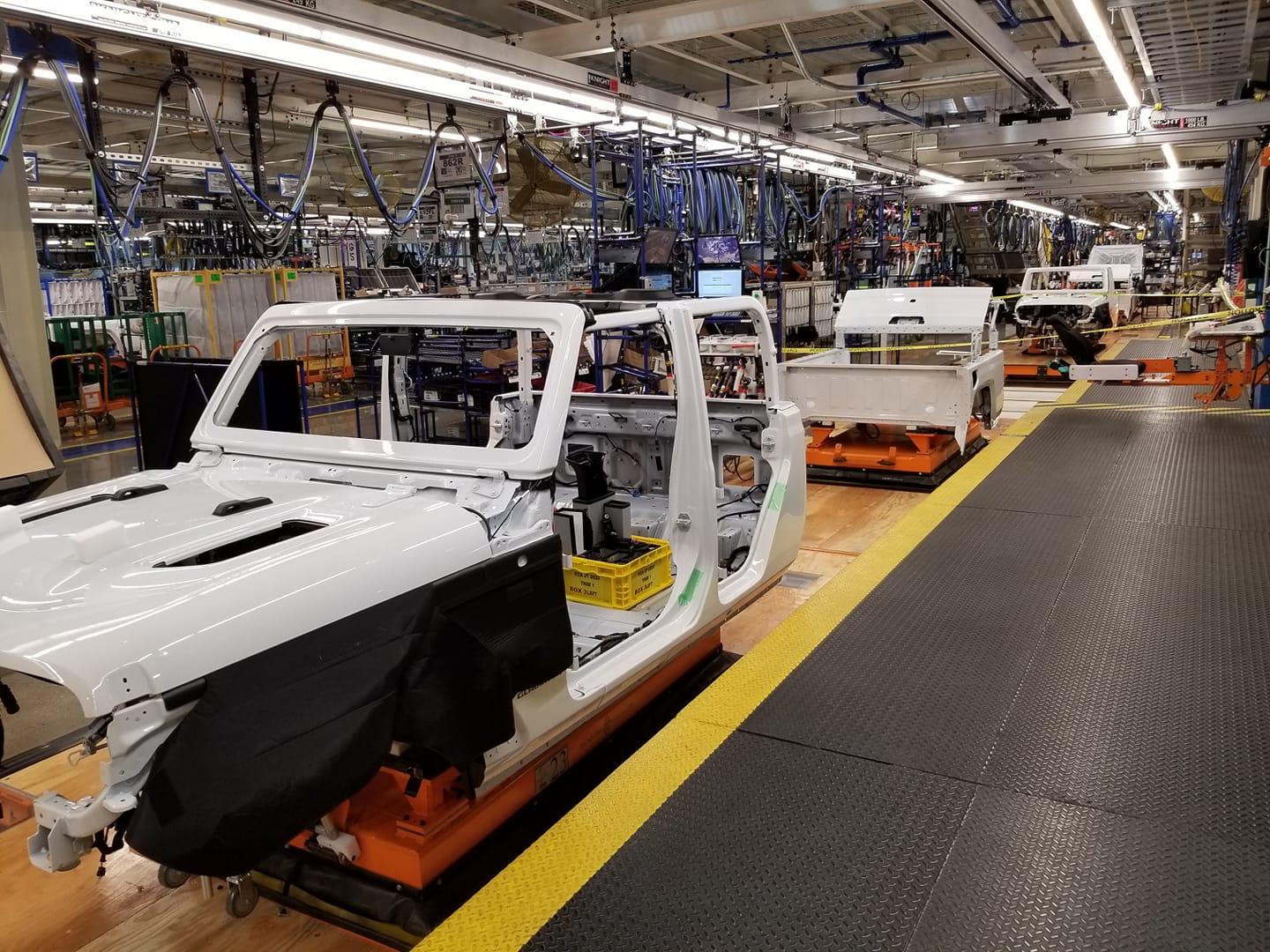 Jeep Gladiator Plant Workers: How does coloring happen? 56938121_10217239837062075_5657592026238025728_o.jpg__nc_cat=111&_nc_ht=scontent.ffsd1-1