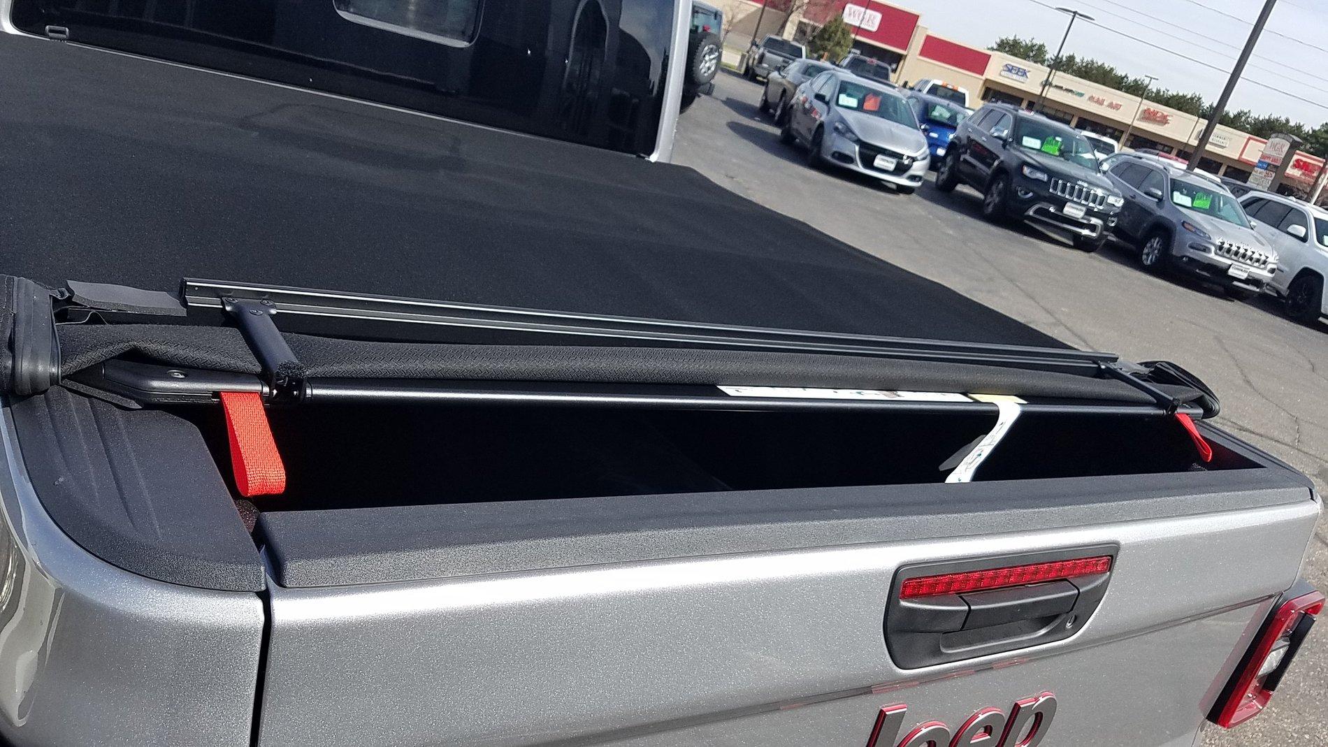 Jeep Gladiator Mopar soft top Tonneau EASILY opened 20190428_095945
