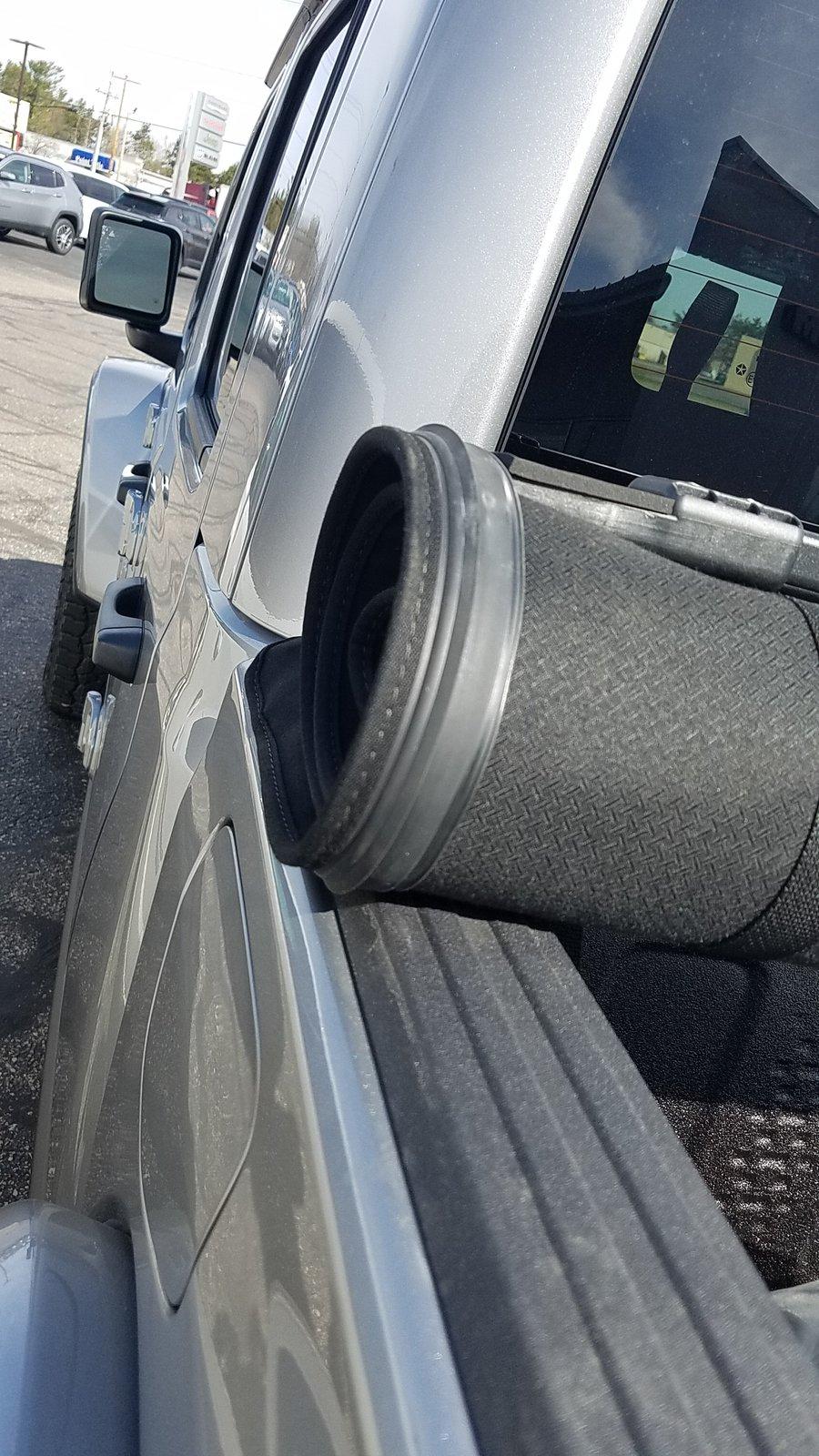 Jeep Gladiator Mopar soft top Tonneau EASILY opened 20190428_100252