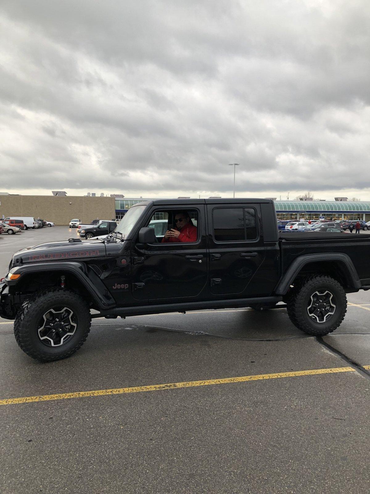 Jeep Gladiator Hard Top on Black Gladiator 1635A9D1-BB02-44D3-A5ED-23FF7DBCD225