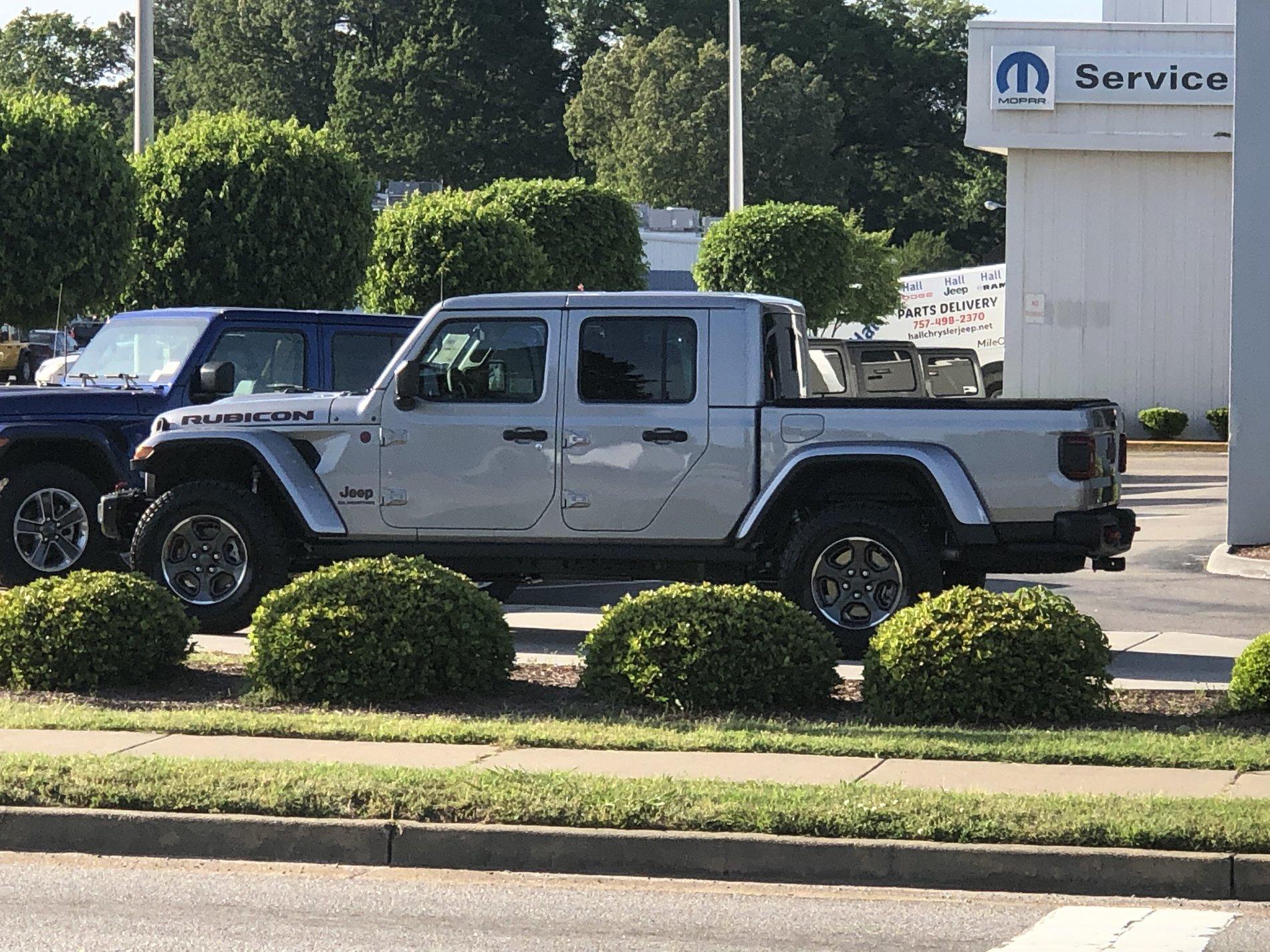 Jeep Gladiator Sitting On Lot Waiting For New Owner E1005921-AC37-4DC1-A3A4-F249F110DBB0