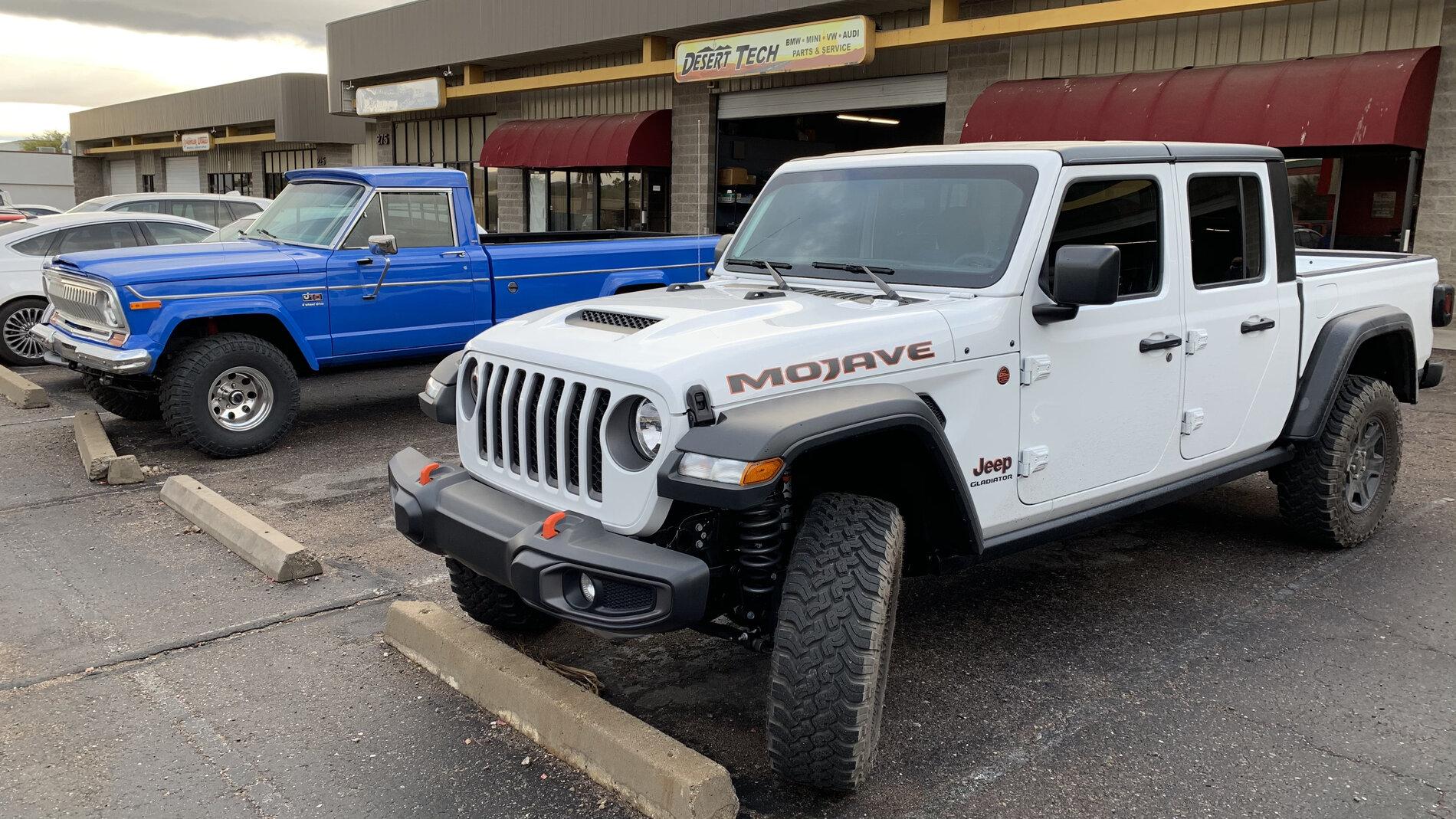 Jeep Gladiator Jeeps Parking Next To Jeeps F4F65F7D-AFC6-4E34-93BE-45D2C64AECE4