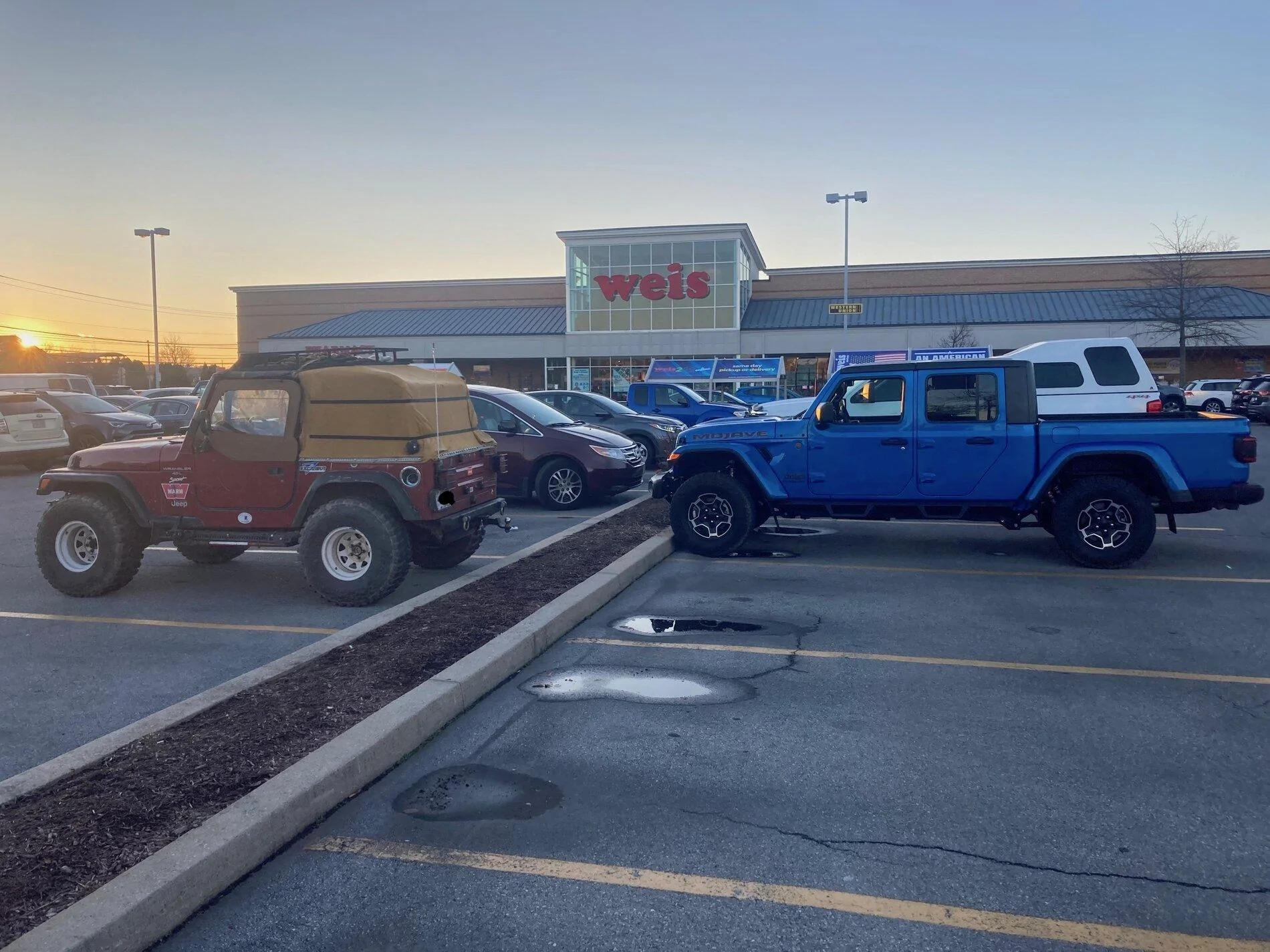Jeep Gladiator Jeeps Parking Next To Jeeps IMG_1381