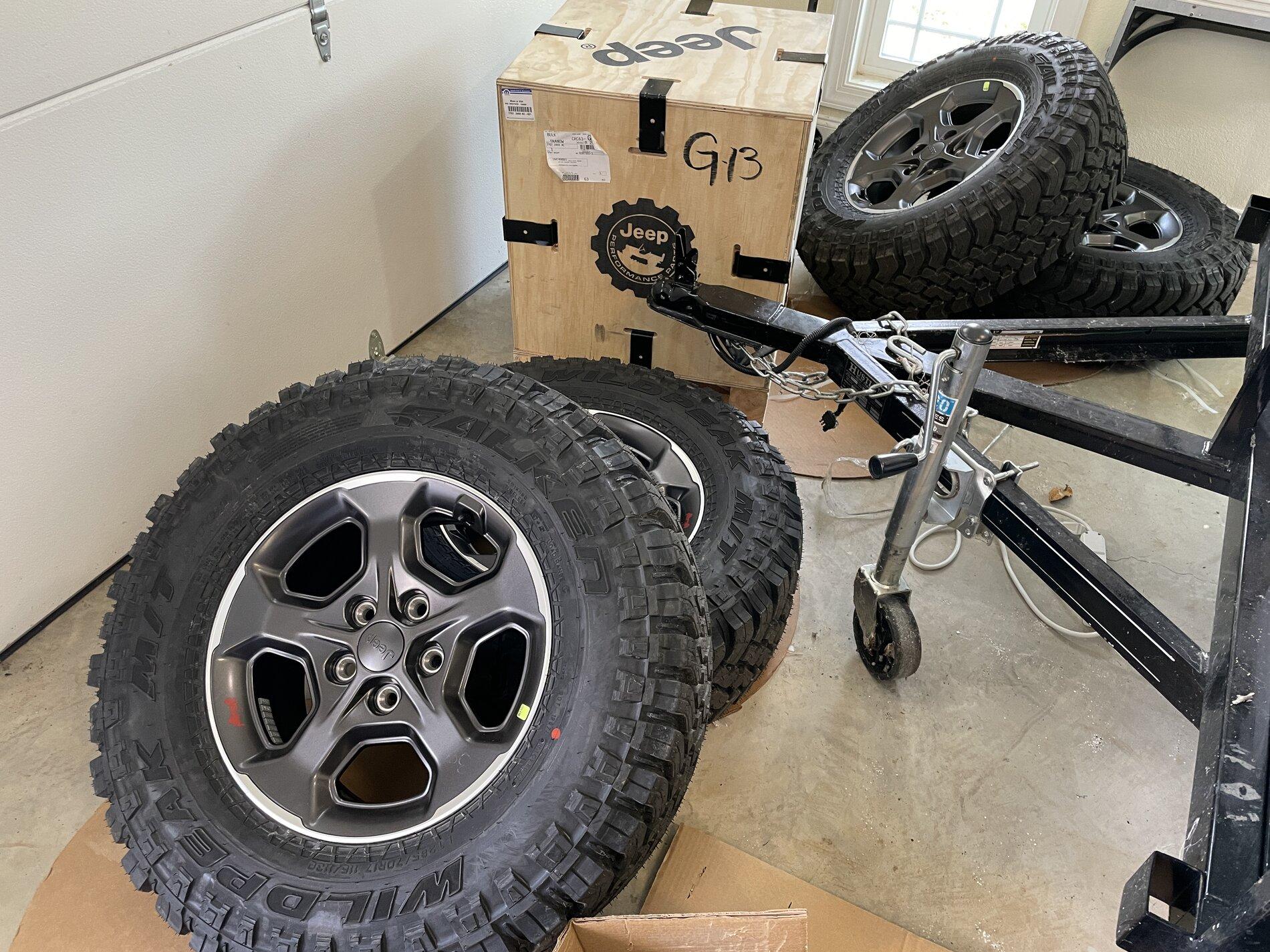 Jeep Gladiator 33" M/T Jeep Gladiator OEM Wheels with M/T Tires IMG_1245.JPG