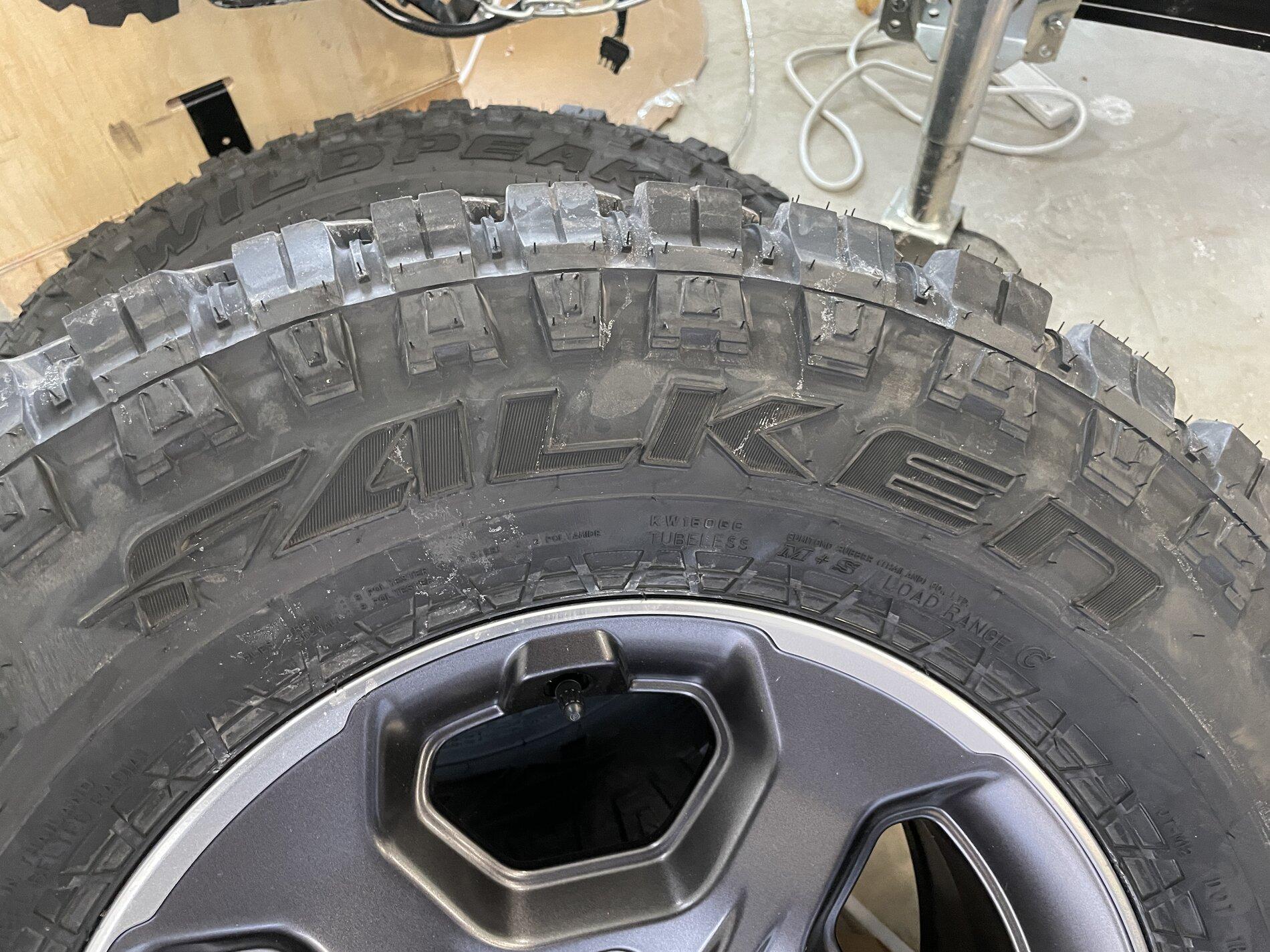 Jeep Gladiator 33" M/T Jeep Gladiator OEM Wheels with M/T Tires IMG_1247.JPG