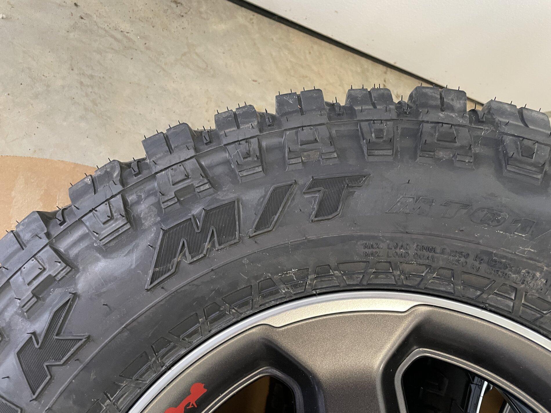 Jeep Gladiator 33" M/T Jeep Gladiator OEM Wheels with M/T Tires IMG_1248.JPG