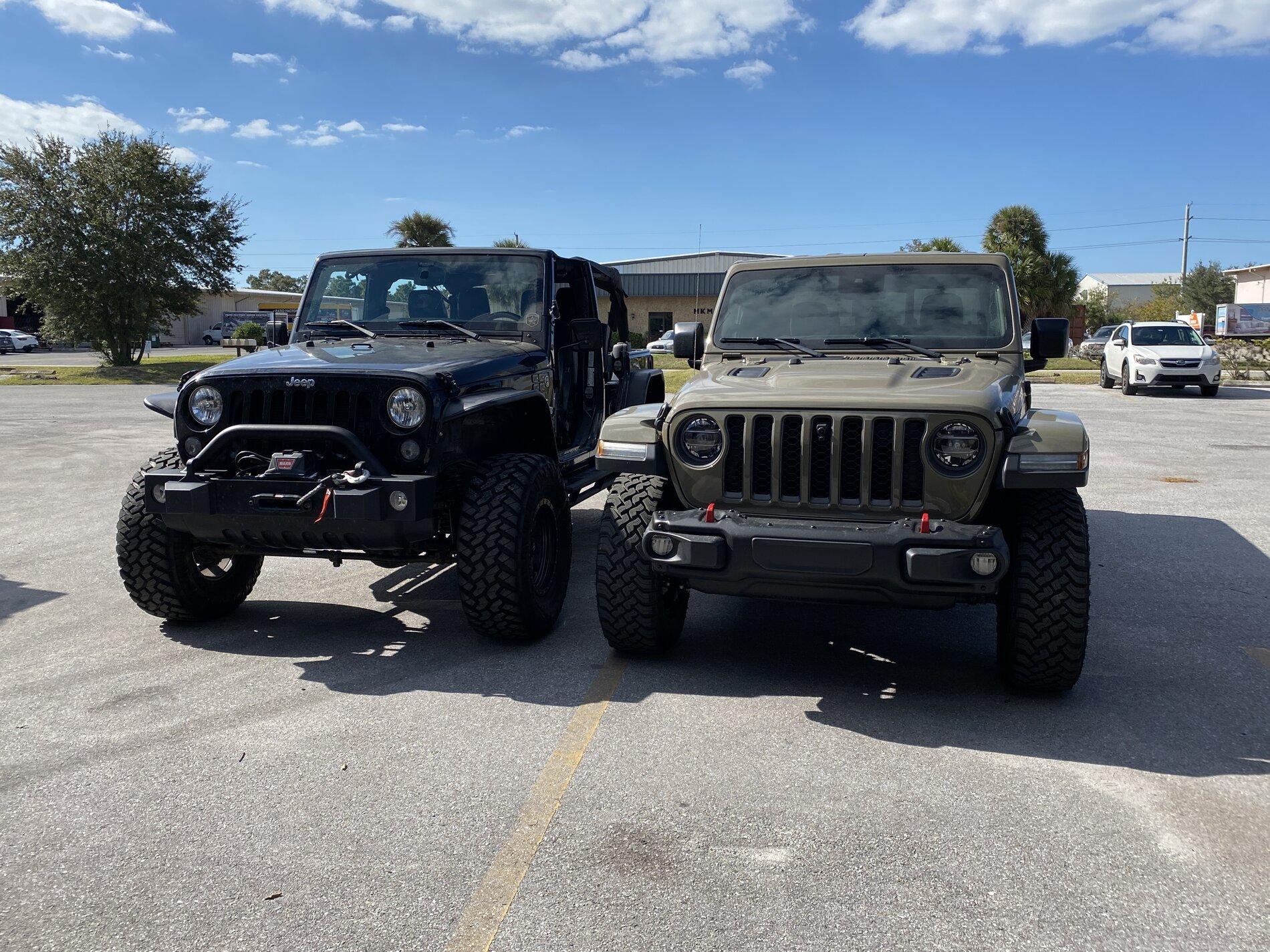 Jeep Gladiator Jeeps Parking Next To Jeeps IMG_0107.JPG