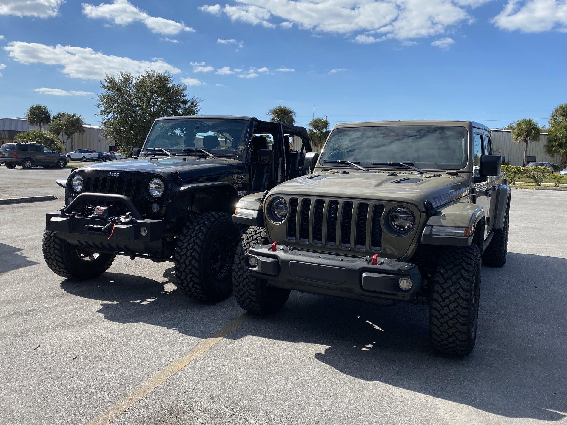 Jeep Gladiator Jeeps Parking Next To Jeeps IMG_0108.JPG
