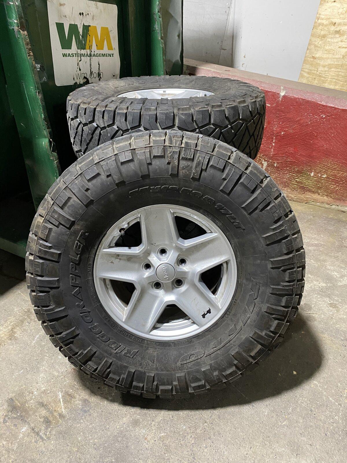 Jeep Gladiator 37” nitto ridge grapplers on gladiator sport s wheels AD8127E9-1D73-49DE-979F-8235C12ABDC9