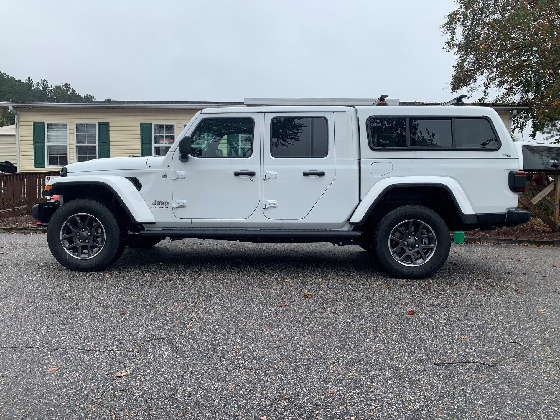 Jeep Gladiator A.R.E CX TOPPER w/Yakima Roof Rack Jeep Gladiator 3