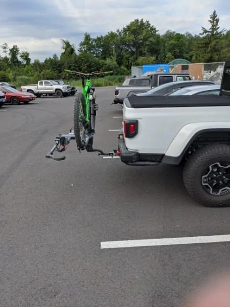 Jeep Gladiator BRIGHT WHITE Gladiator JT Club bike rack