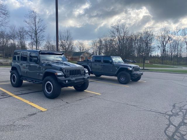 Jeep Gladiator Jeeps Parking Next To Jeeps Jeep_Jee