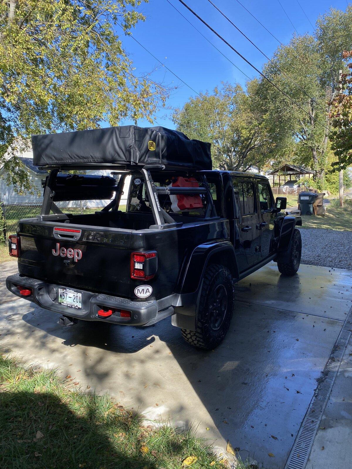 Jeep Gladiator Yakima Overhaul HD Bedrack w/ extras PRICE DROP FD24835B-A267-4407-8542-D08D857FB1D8