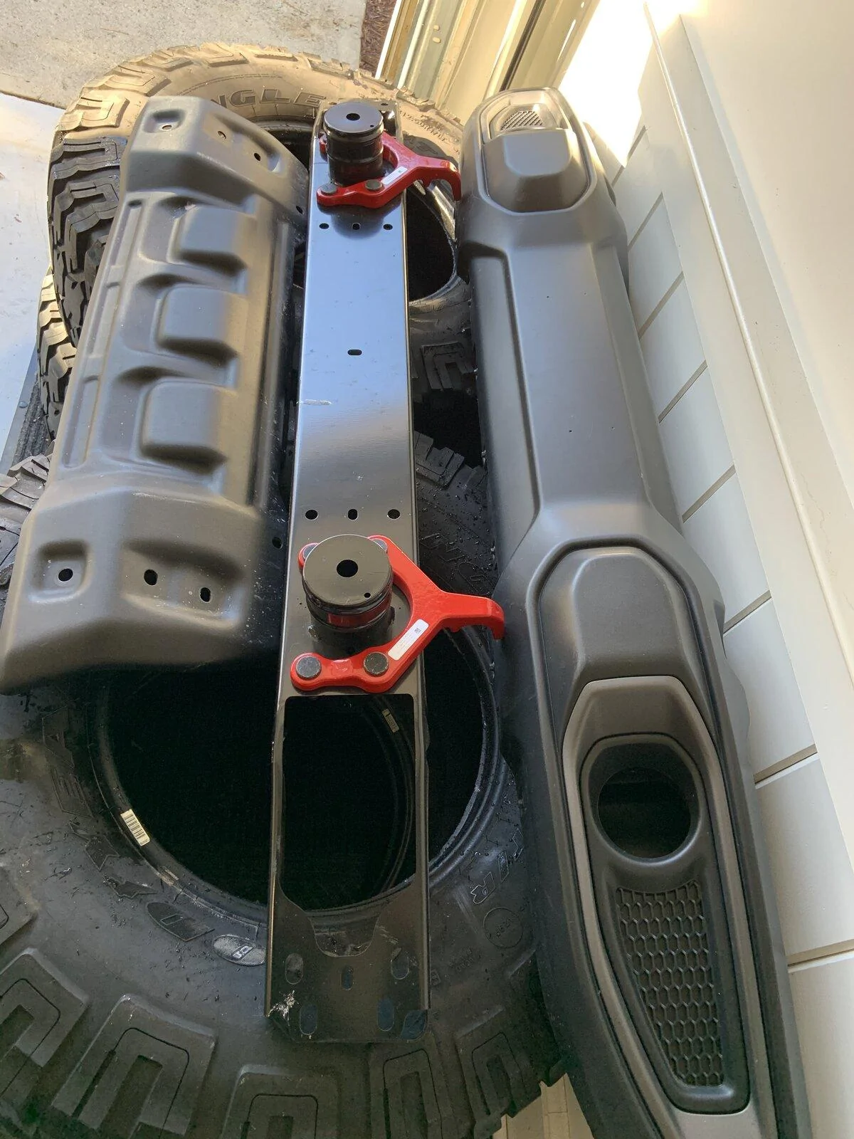 Jeep Gladiator 2020 Gladiator Rubicon Front bumper, casing, two red tow hooks and skid plate 25D60E95-3D90-4F1D-9796-4CE16519A8CC