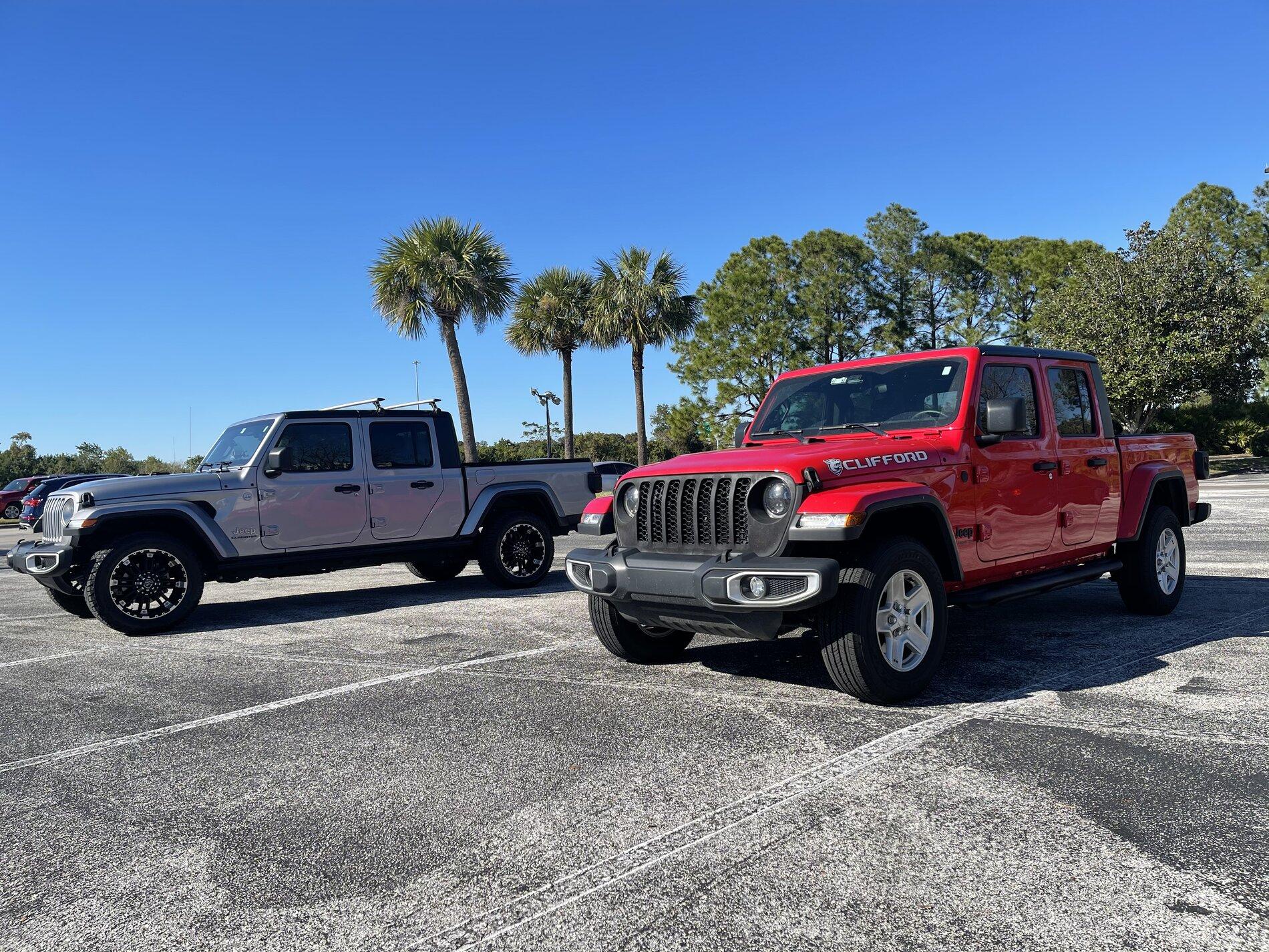 Jeep Gladiator Jeeps Parking Next To Jeeps 9A51C6F3-76C7-4B5F-8547-02388499ED8A