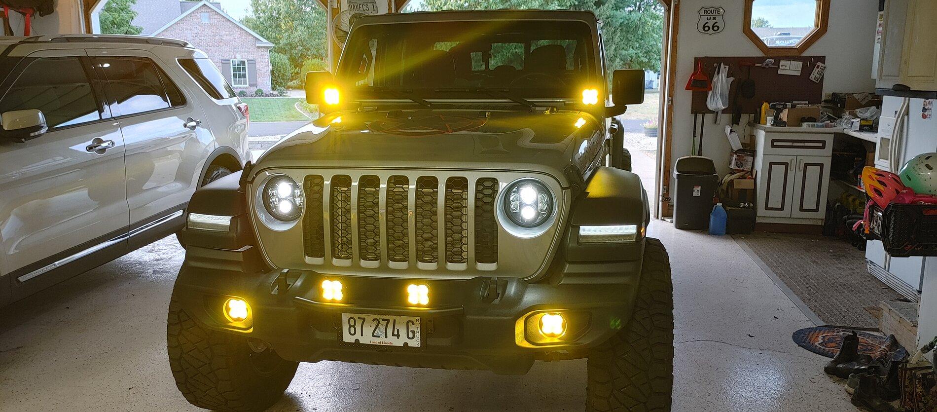 Jeep Gladiator Amber Driving lights! Yes Please! 0828201853b_HDR