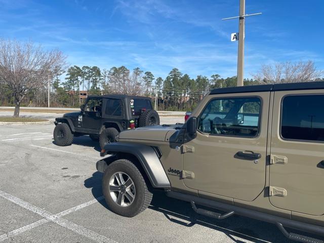 Jeep Gladiator Jeeps Parking Next To Jeeps Parking next to Jeep 2