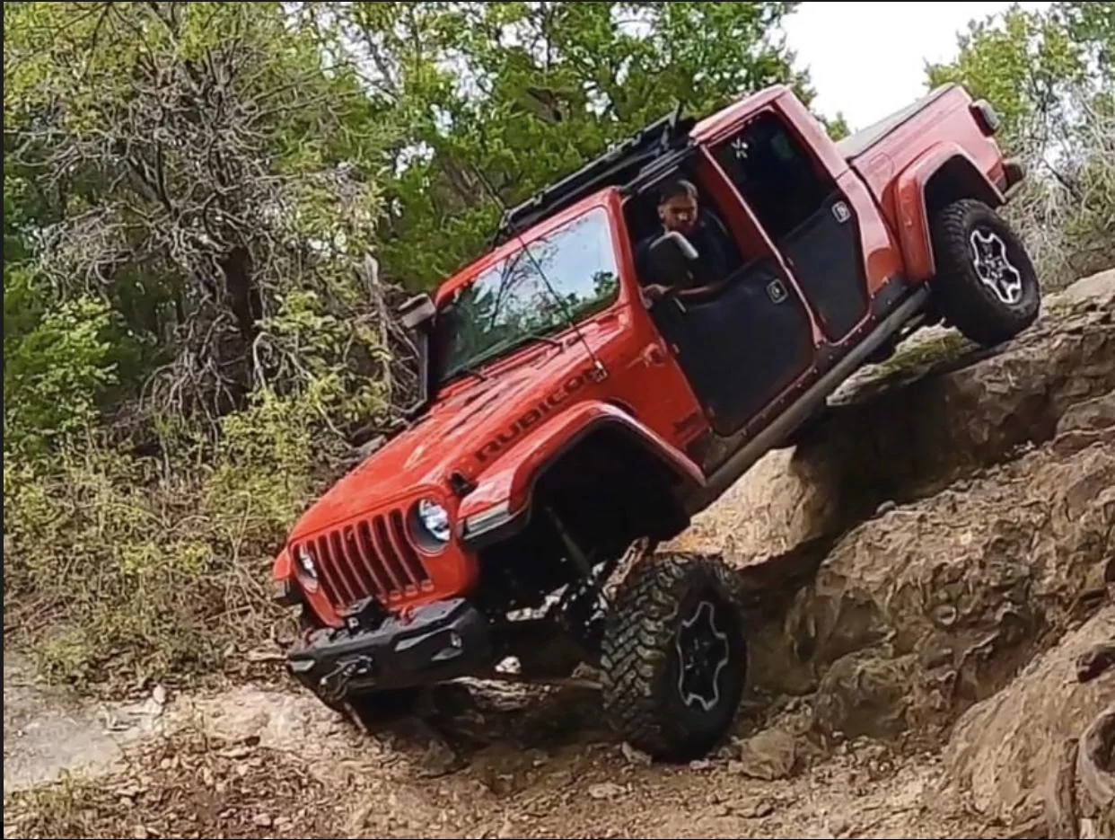 Jeep Gladiator FIRECRACKER RED Gladiator JT Club 05CA0930-8293-451B-8B36-FCC538B13EBF