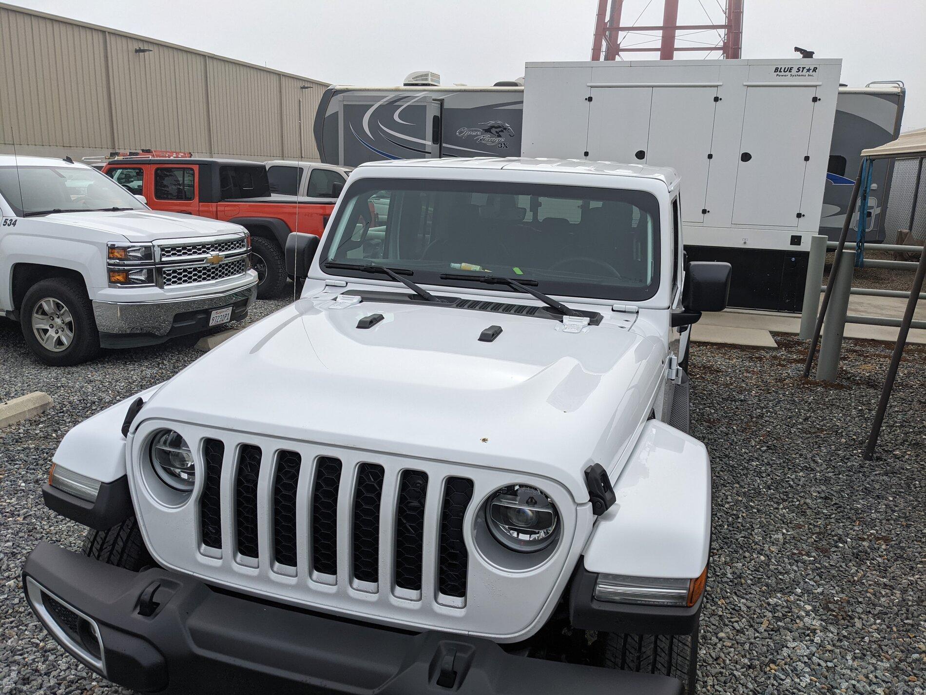 Jeep Gladiator Jeeps Parking Next To Jeeps PXL_20201221_191551102