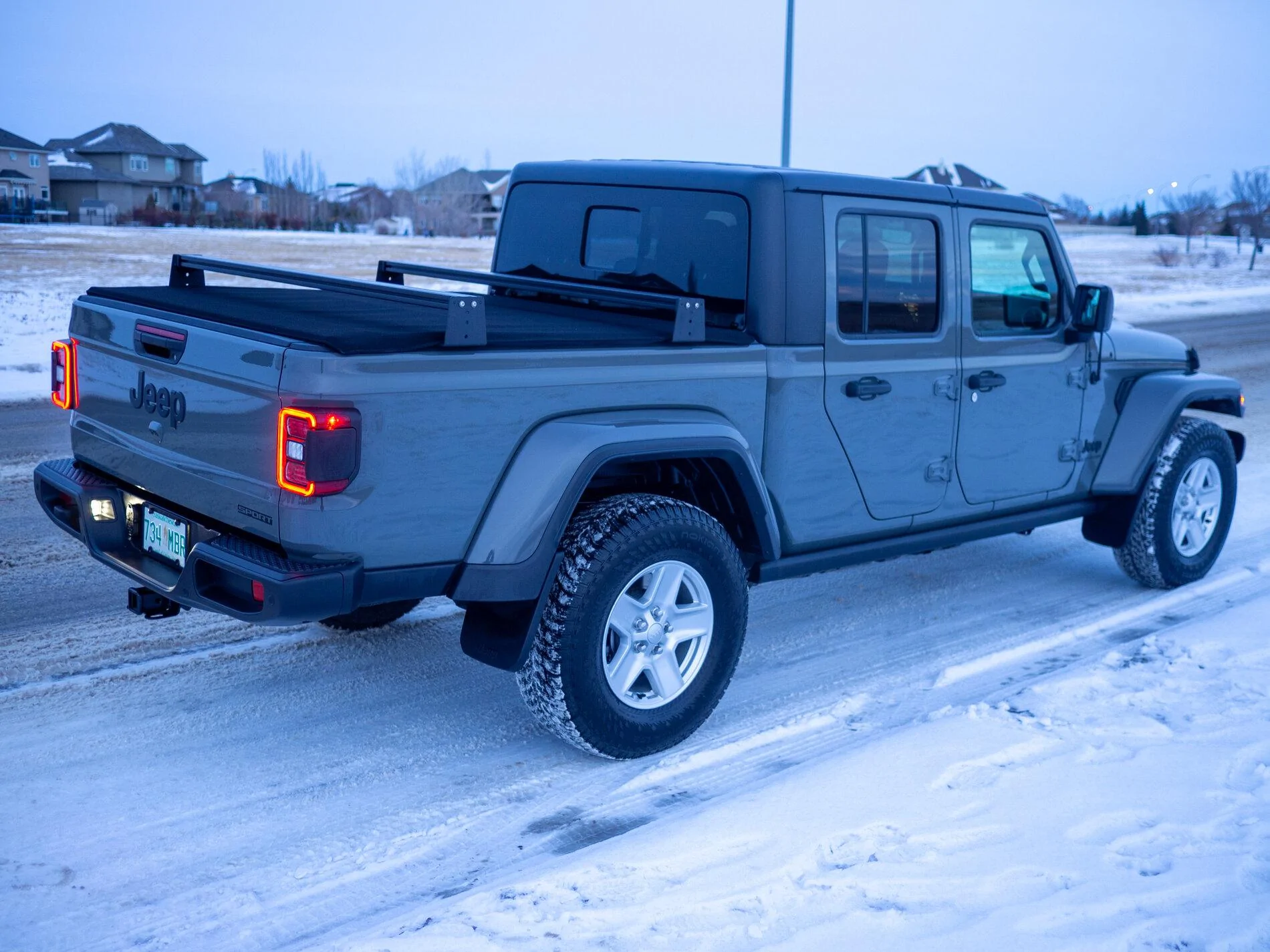Jeep Gladiator Mopar Crossbar vs Voodoo crossbar PC212887