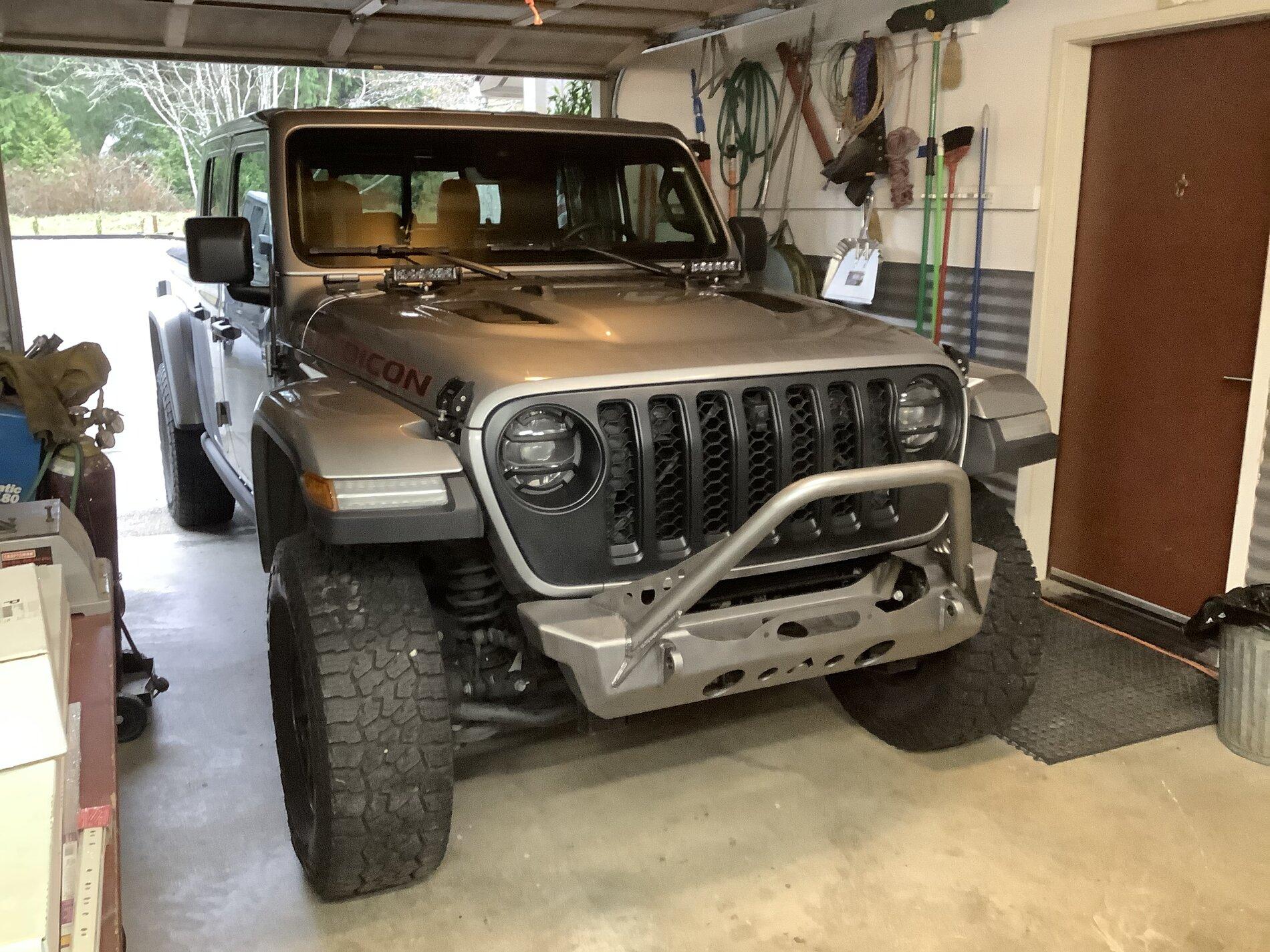 Jeep Gladiator Show me stubby bumpers options with skid plate 8368AB24-F874-4751-B4A7-CF4C2153FCDD