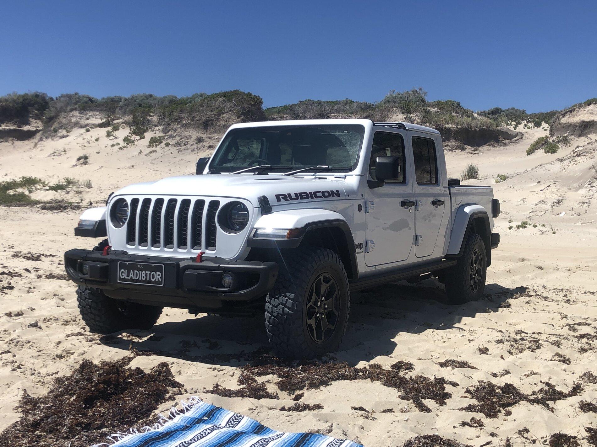 Jeep Gladiator BRIGHT WHITE Gladiator JT Club 2AE0F4CA-36F5-4BA8-961D-EF331E0E1F34