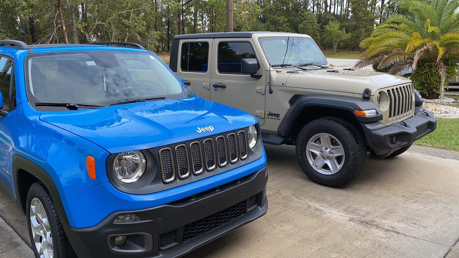 Jeep Gladiator Jeeps Parking Next To Jeeps 12327414-C2AA-45DD-AEDB-D128C26B4A4F