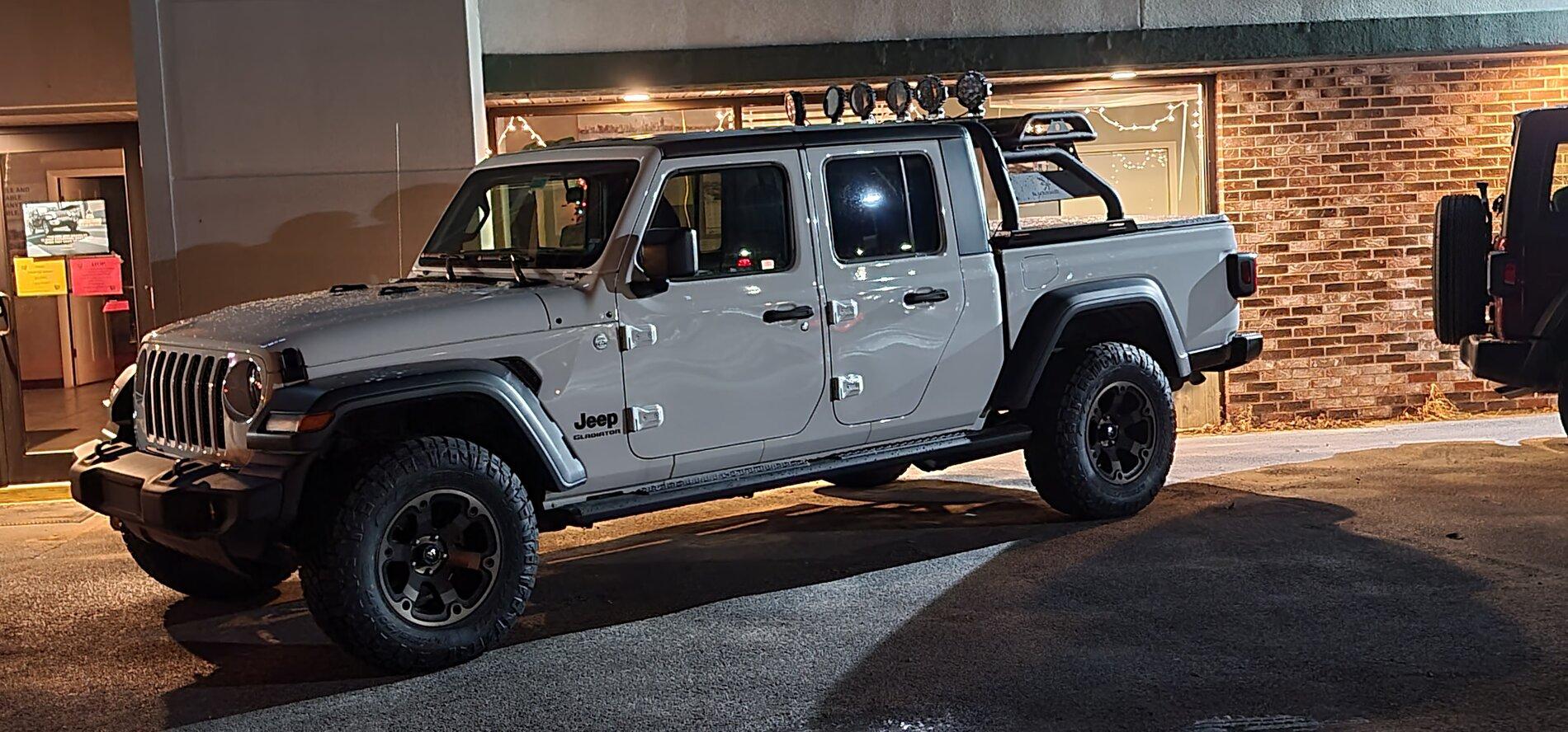 Jeep Gladiator Galidator Roll Bar installed with bed cover? 20201222_191620