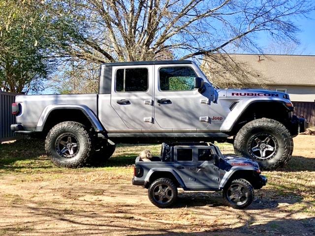 Jeep Gladiator Jeeps Parking Next To Jeeps 6C6B0989-7930-49A0-9321-1F804AA9E534