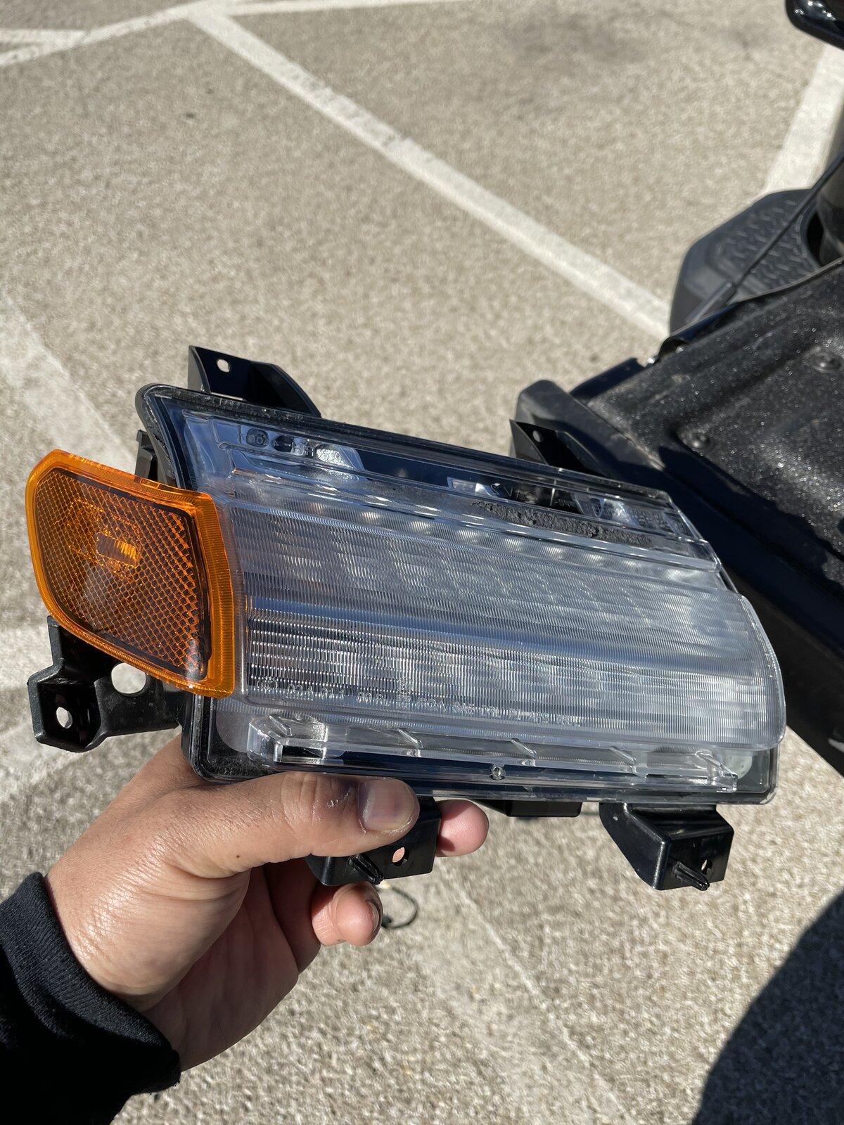 Jeep Gladiator OEM LED DRL/turn signals F517DE31-B024-4B3A-89DE-0D0F864383AA