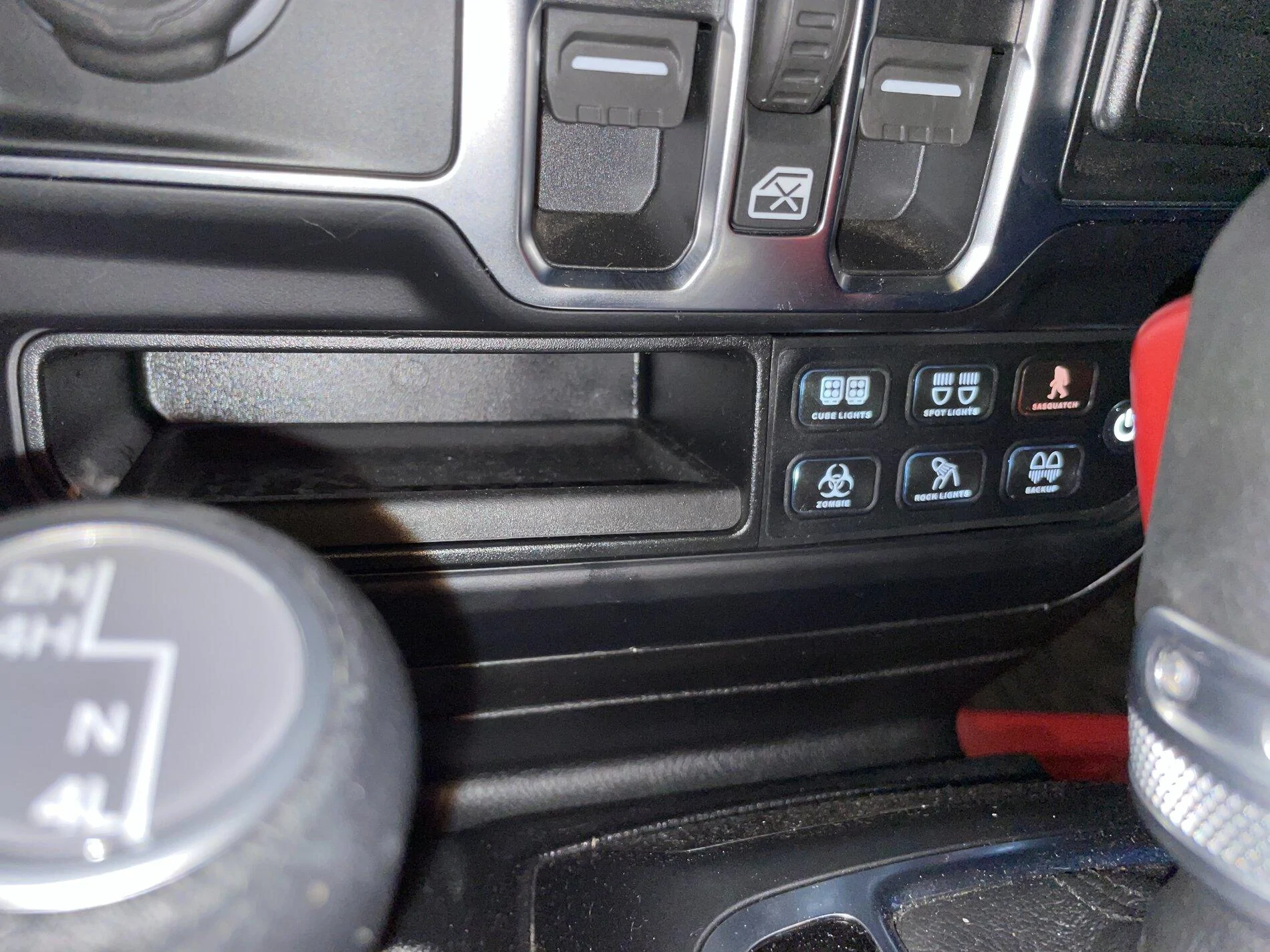 Jeep Gladiator Aux switches EFC5A193-1B3B-49F5-8695-204C74233B3B