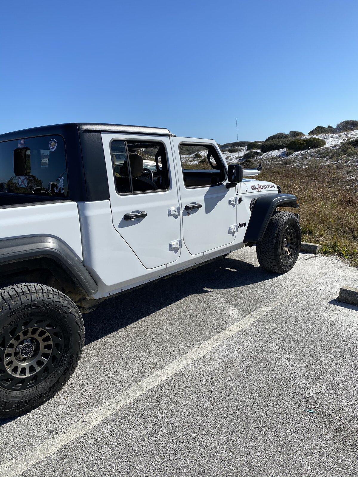 Jeep Gladiator BRIGHT WHITE Gladiator JT Club 1F8D7B12-5406-4803-8591-9E98F4B1E148