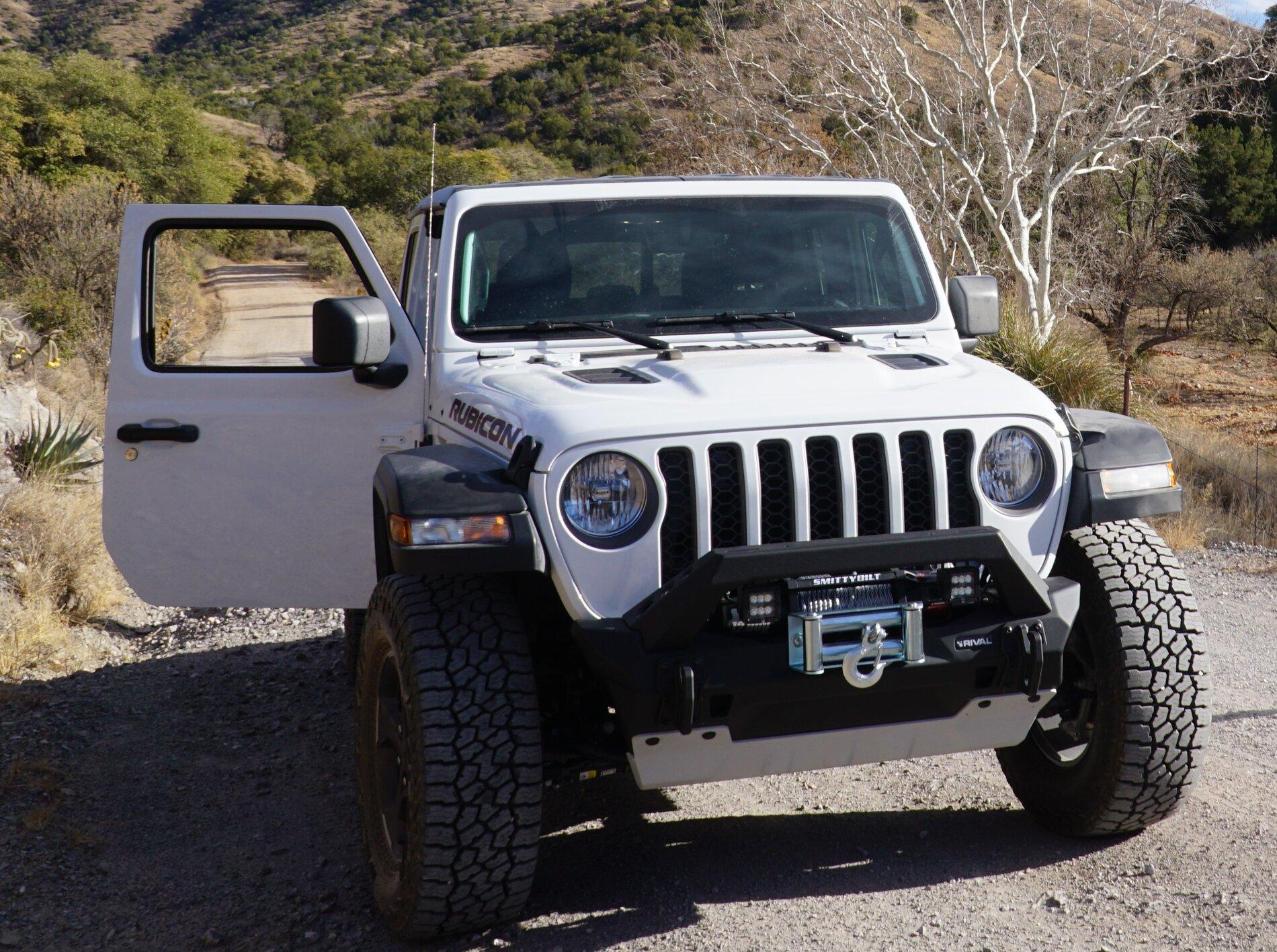 Jeep Gladiator The front bumper had to go for a stubby DSC03291