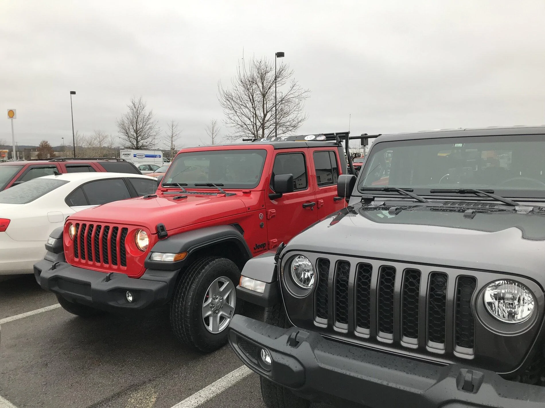 Jeep Gladiator Jeeps Parking Next To Jeeps 7444B2C1-3893-4EB1-AEBD-CCB25117707E