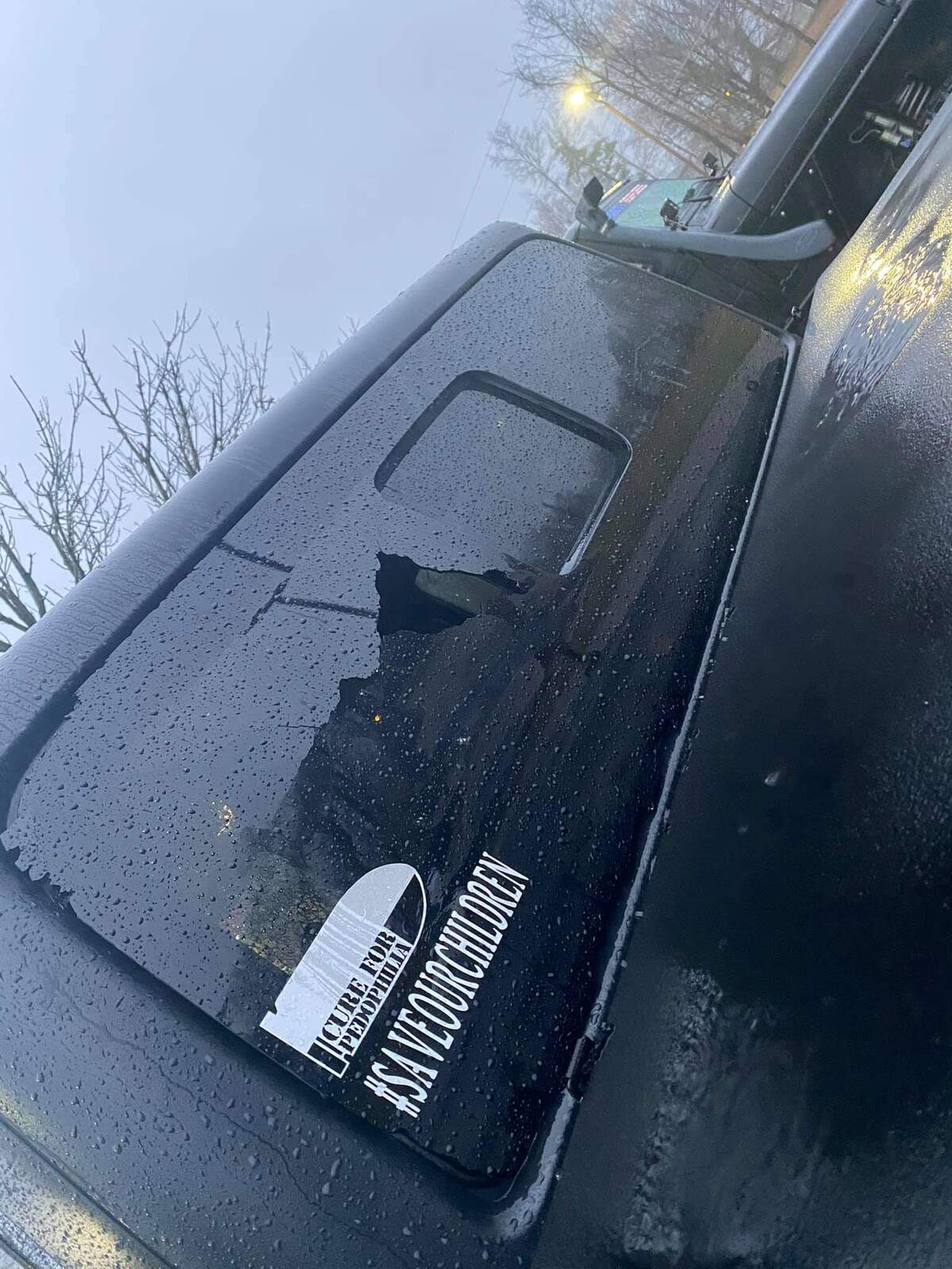 Jeep Gladiator Hard top glass randomly breaking? _nc_ohc=Pr7uhxRclYMAX8we9pY&_nc_ht=scontent-iad3-1