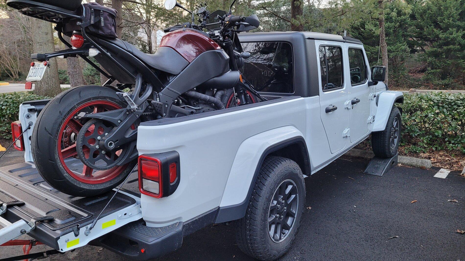 Jeep Gladiator Bikes in the Bed 20210102_164849