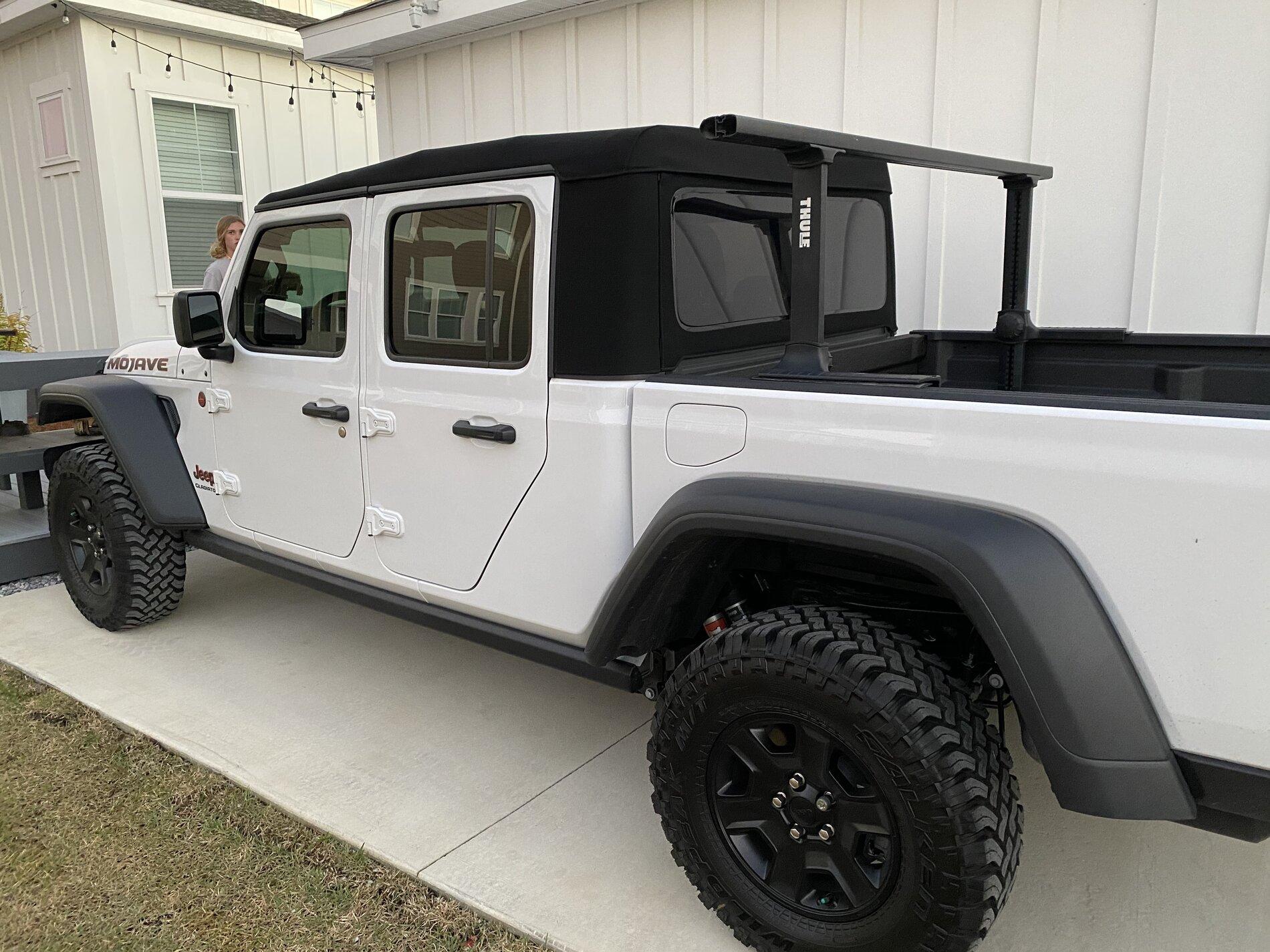 Jeep Gladiator BRIGHT WHITE Gladiator JT Club 5446F83D-BBC4-494D-BDBA-6AE6CD7B1B48