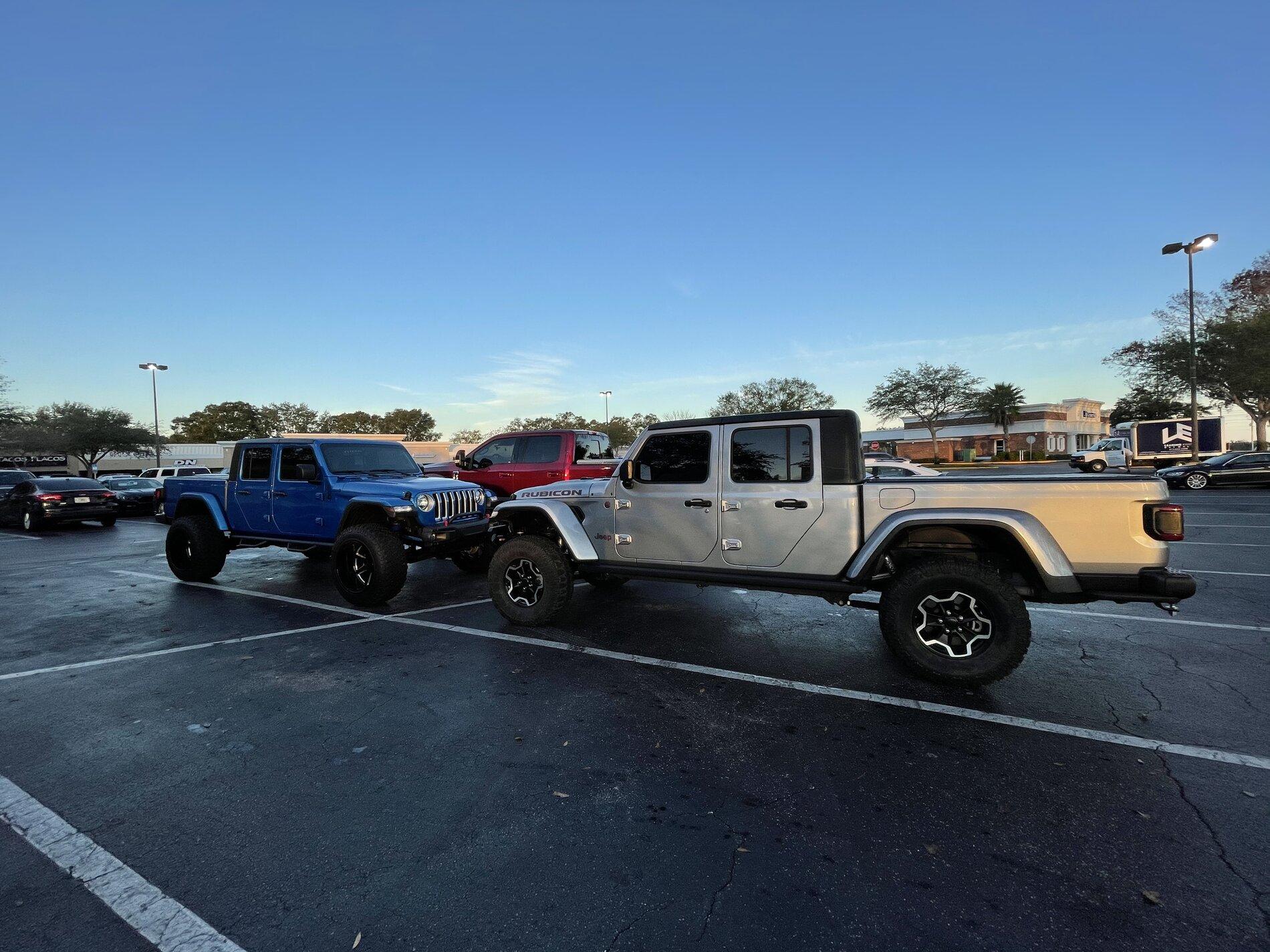 Jeep Gladiator Jeeps Parking Next To Jeeps 087B64CE-EA77-4B6F-8940-2DC860CB5BEE