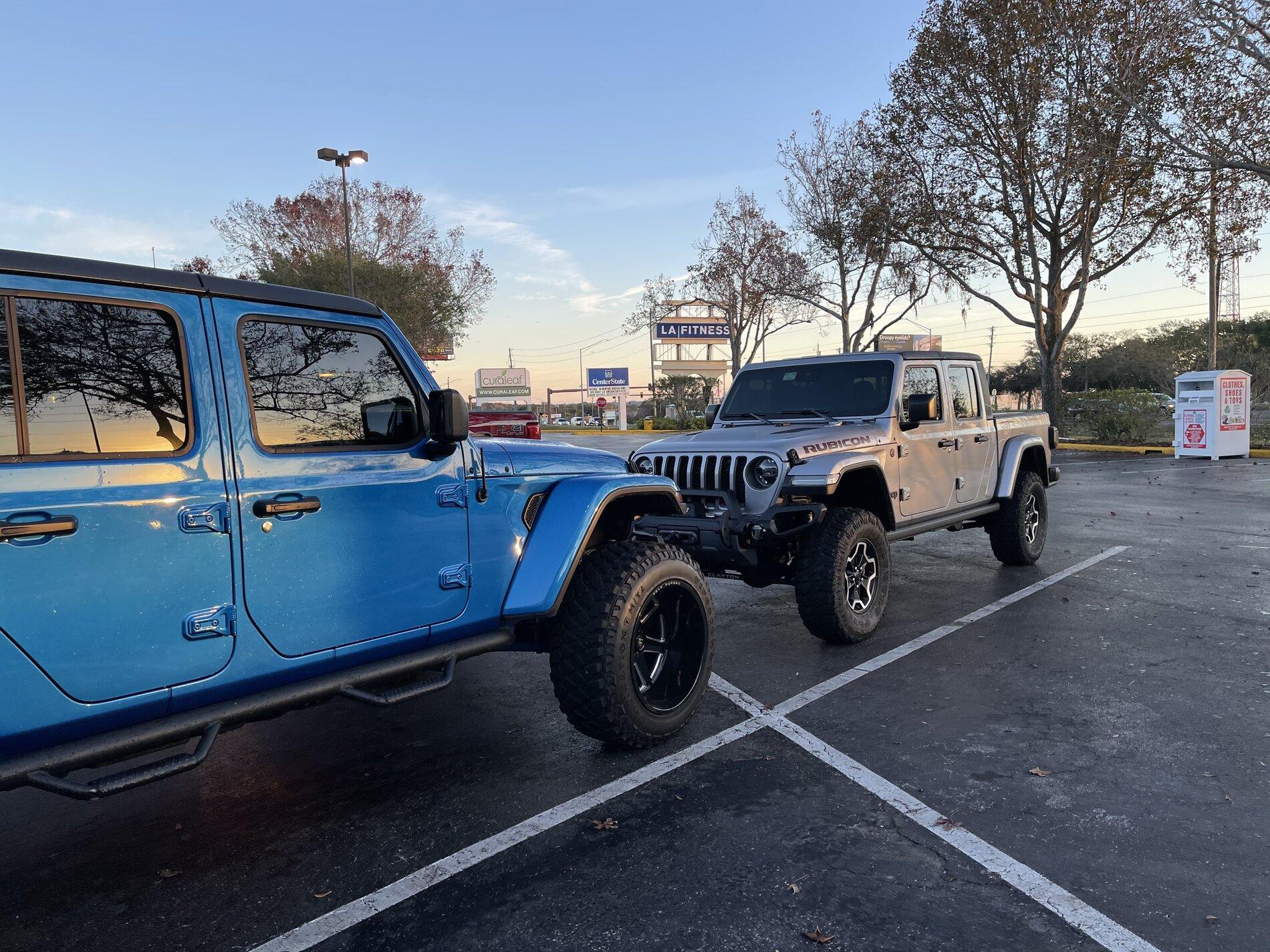 Jeep Gladiator Jeeps Parking Next To Jeeps 0C43CDD4-3FB4-4768-A454-F75510017968