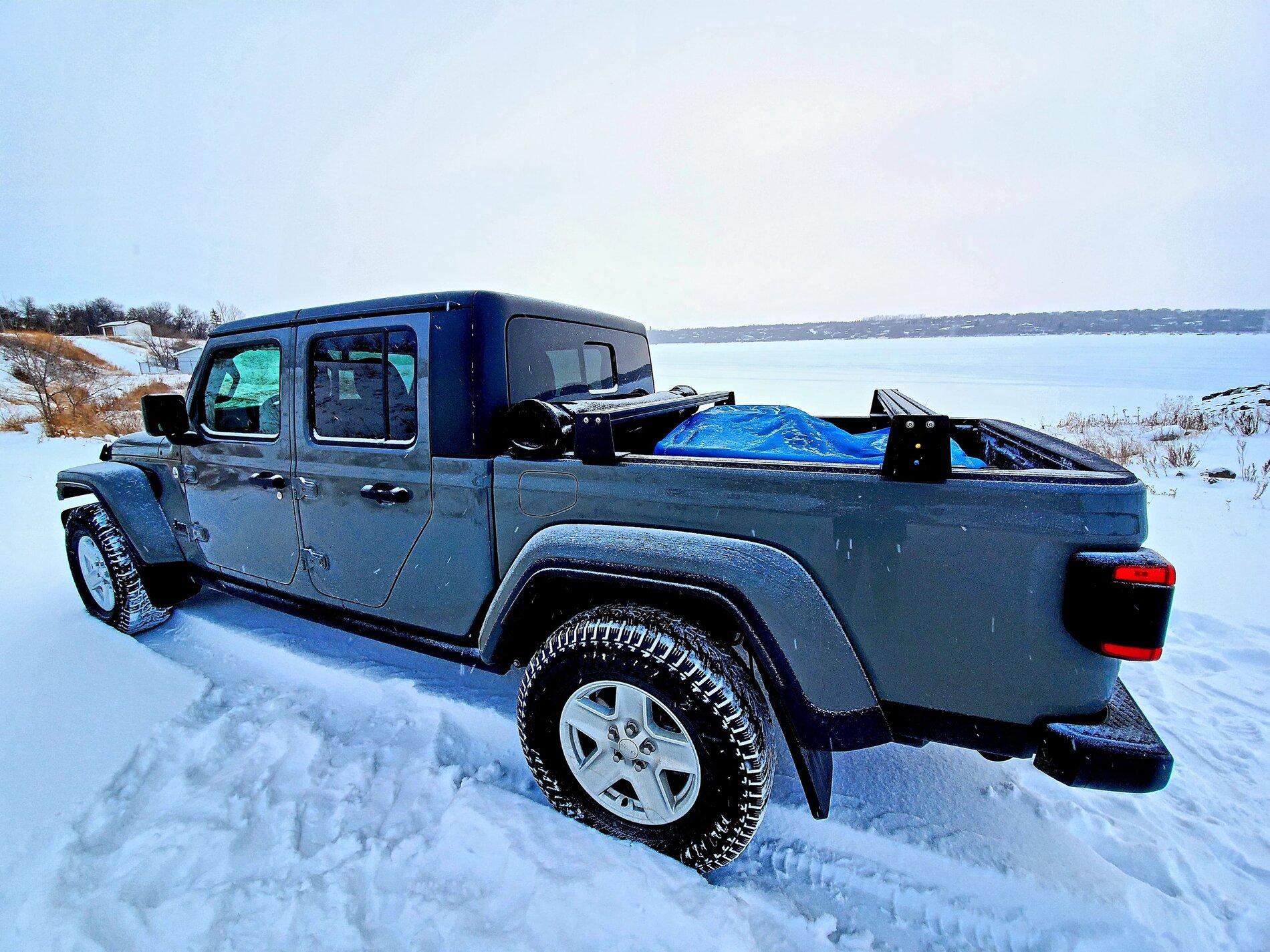 Jeep Gladiator Pics of your Bed Crossbars 134258139_218613736501160_668275754388486783_n