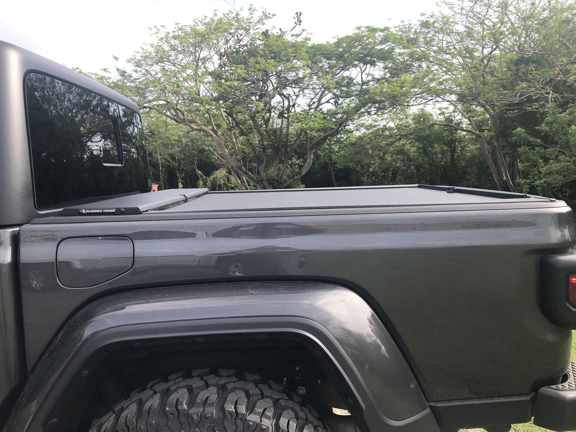Jeep Gladiator Rugged Ridge Armis Retractable bed cover = Roll-N-Lock M-series bed cover?? Armis Locking Bed cover 1.JPG