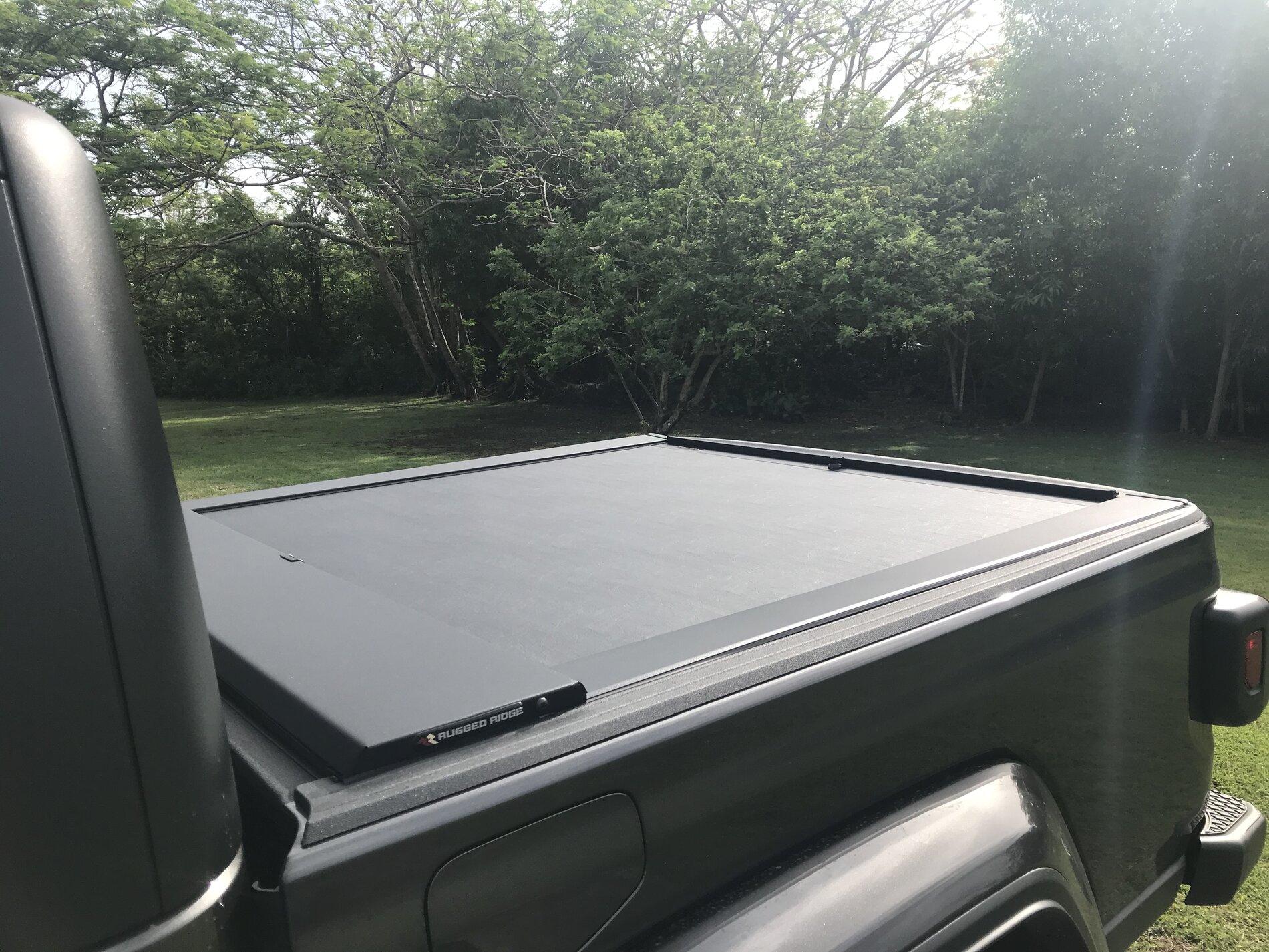 Jeep Gladiator Rugged Ridge Armis Retractable bed cover = Roll-N-Lock M-series bed cover?? Armis Locking Bed cover 2.JPG