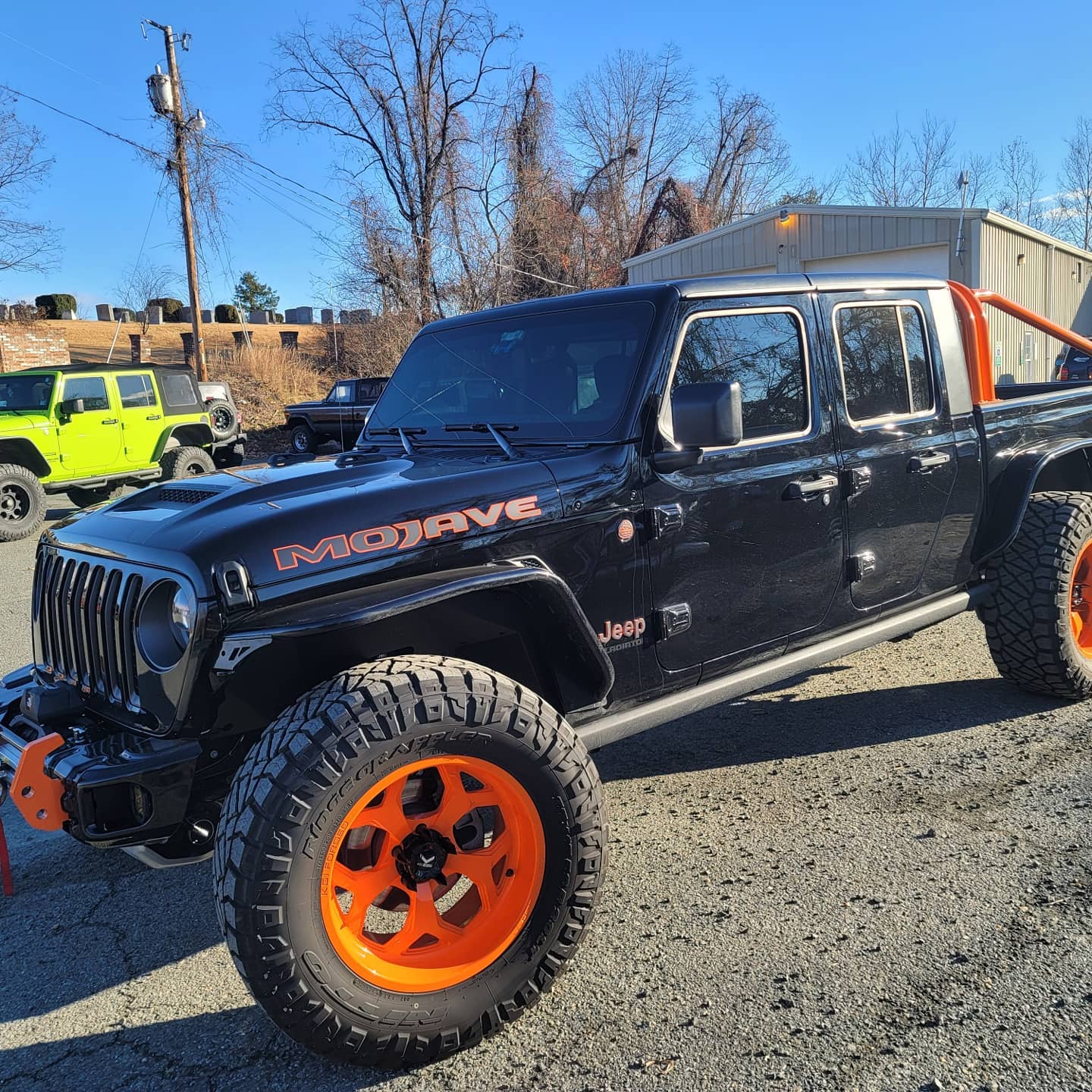 Jeep Gladiator Mojave on 37s, flat fenders and no lift, thoughts? pkmo