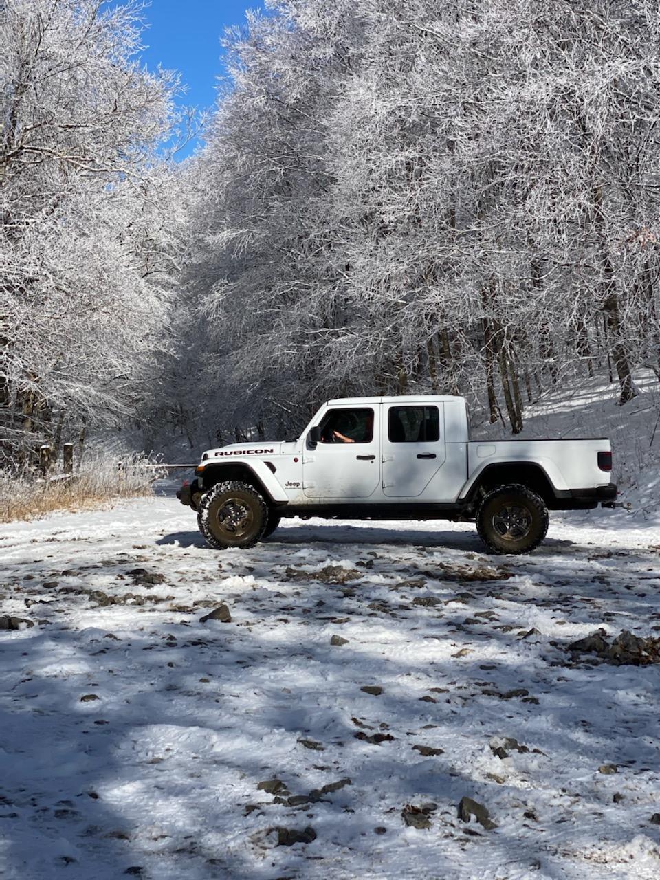 Jeep Gladiator Snow on Tray Mtn. 30089