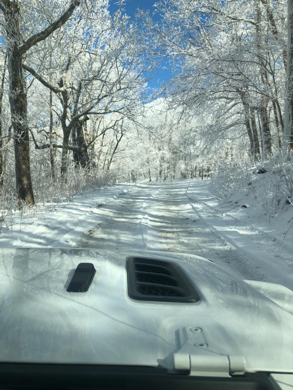 Jeep Gladiator Snow on Tray Mtn. 30095